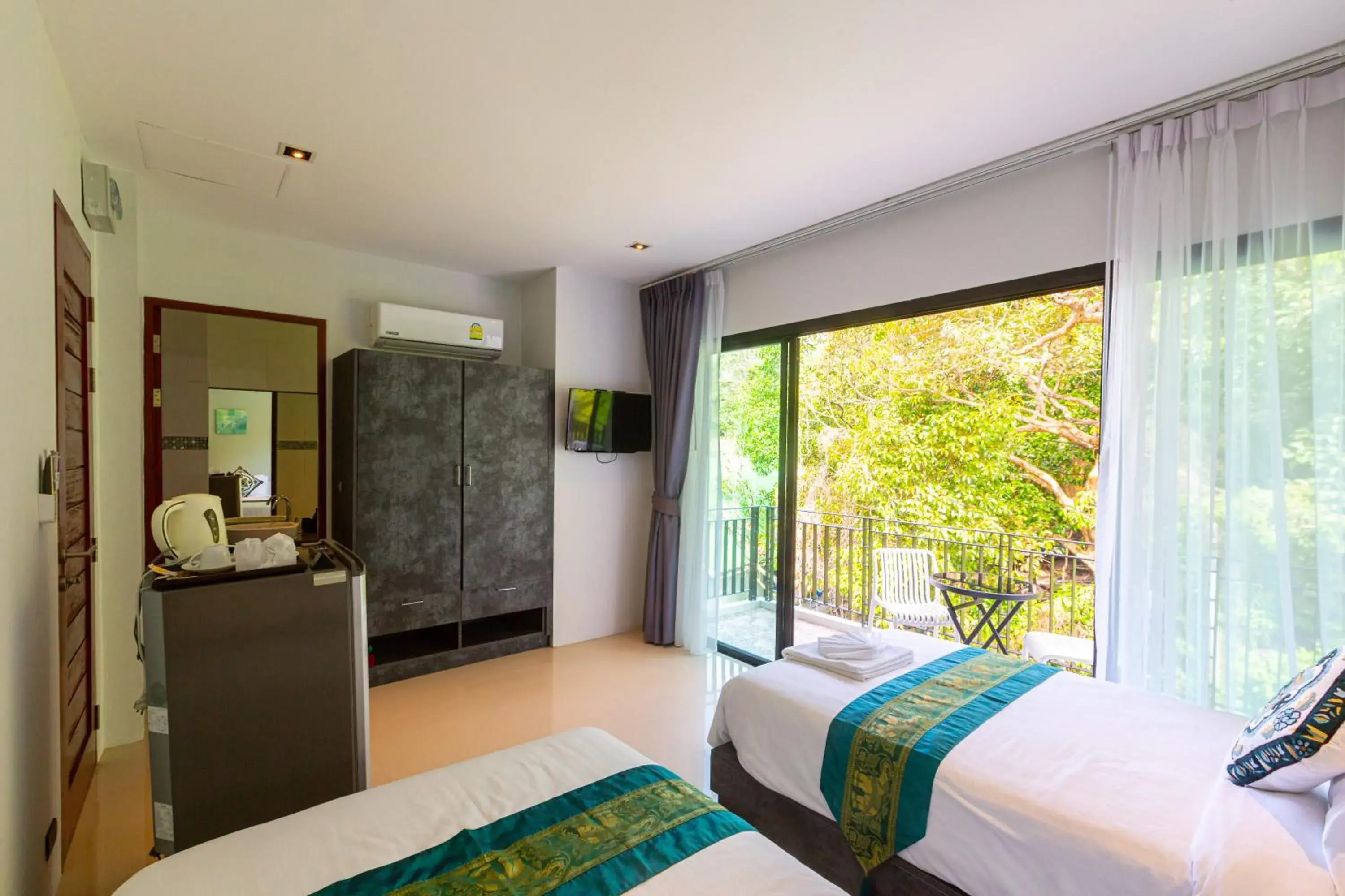 Photo of the whole room, Bed in Rossarin Sea View Patong Photo of the whole room, Bed in Rossarin Sea View Patong