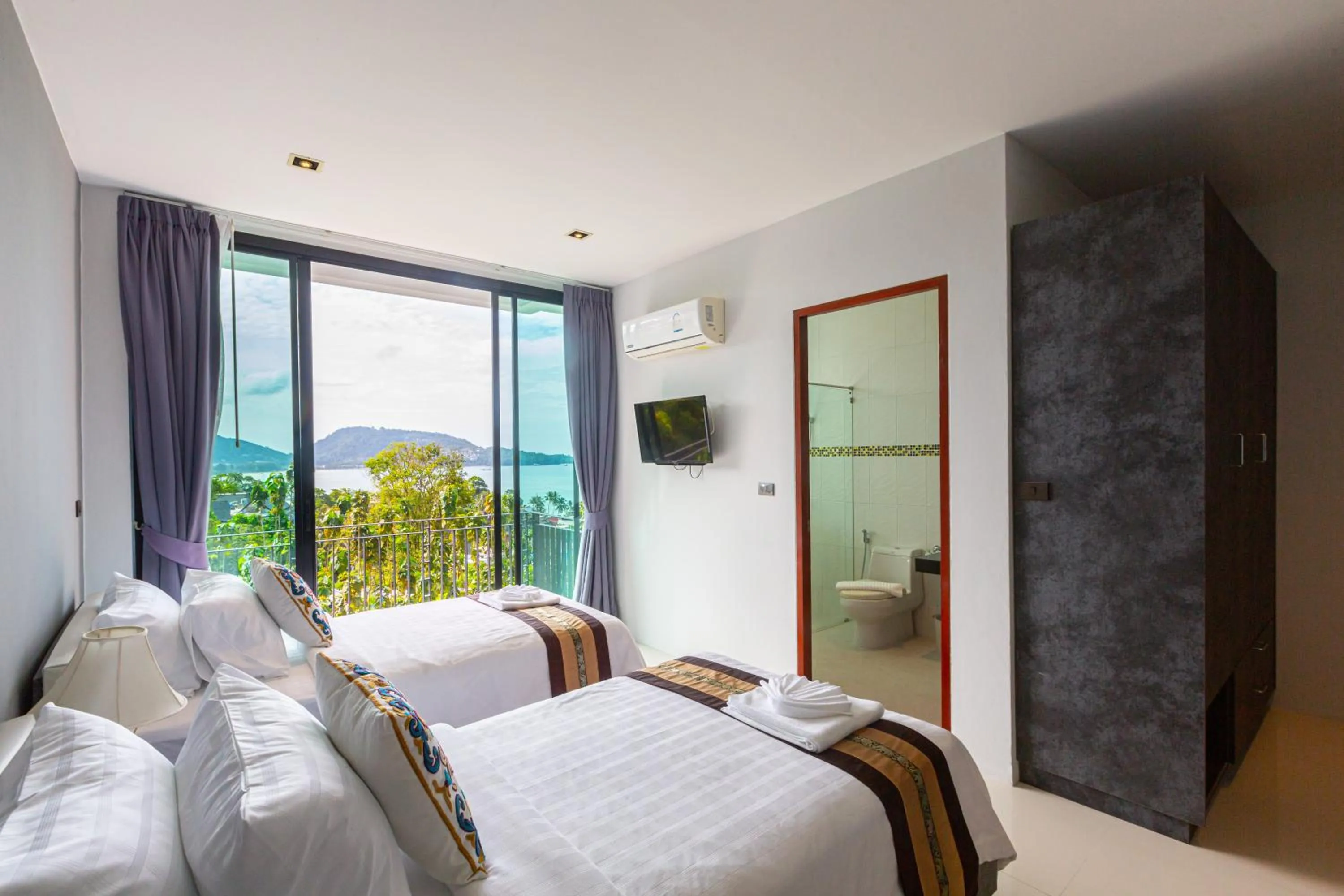 Bed in Rossarin Sea View Patong