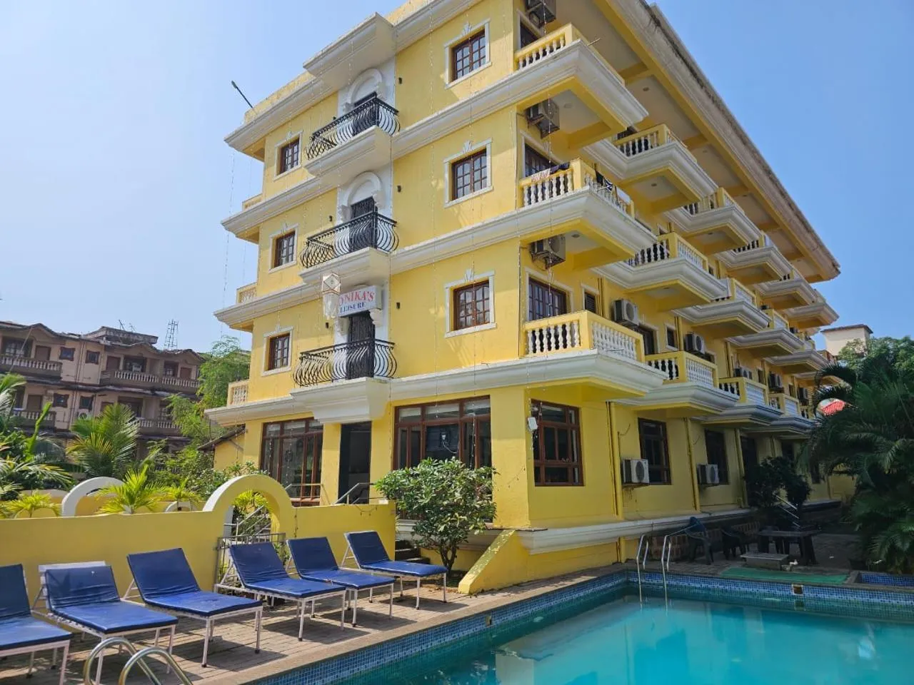 Swimming pool in Sonikas Leisure