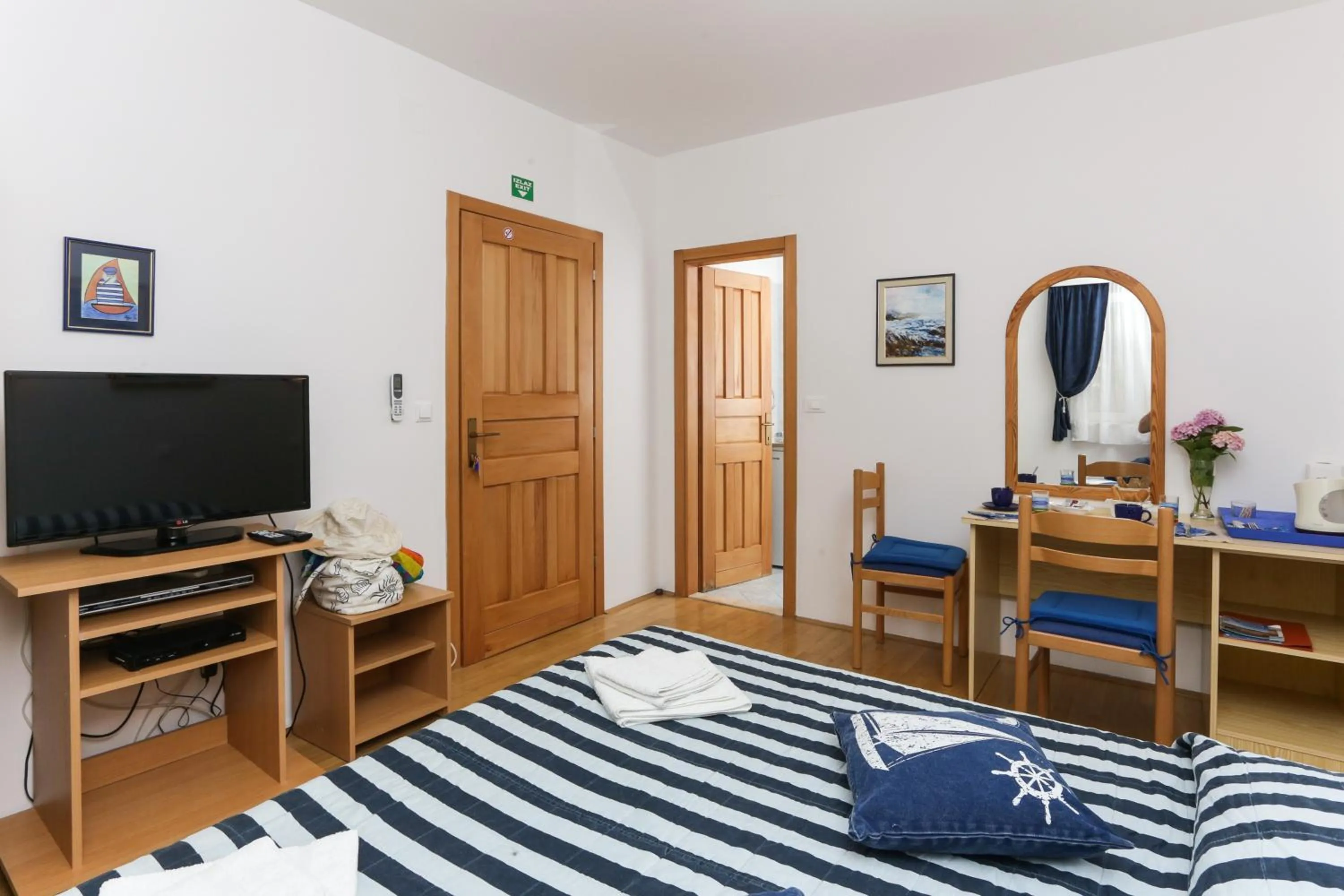 Photo of the whole room, Bed in K-apartments