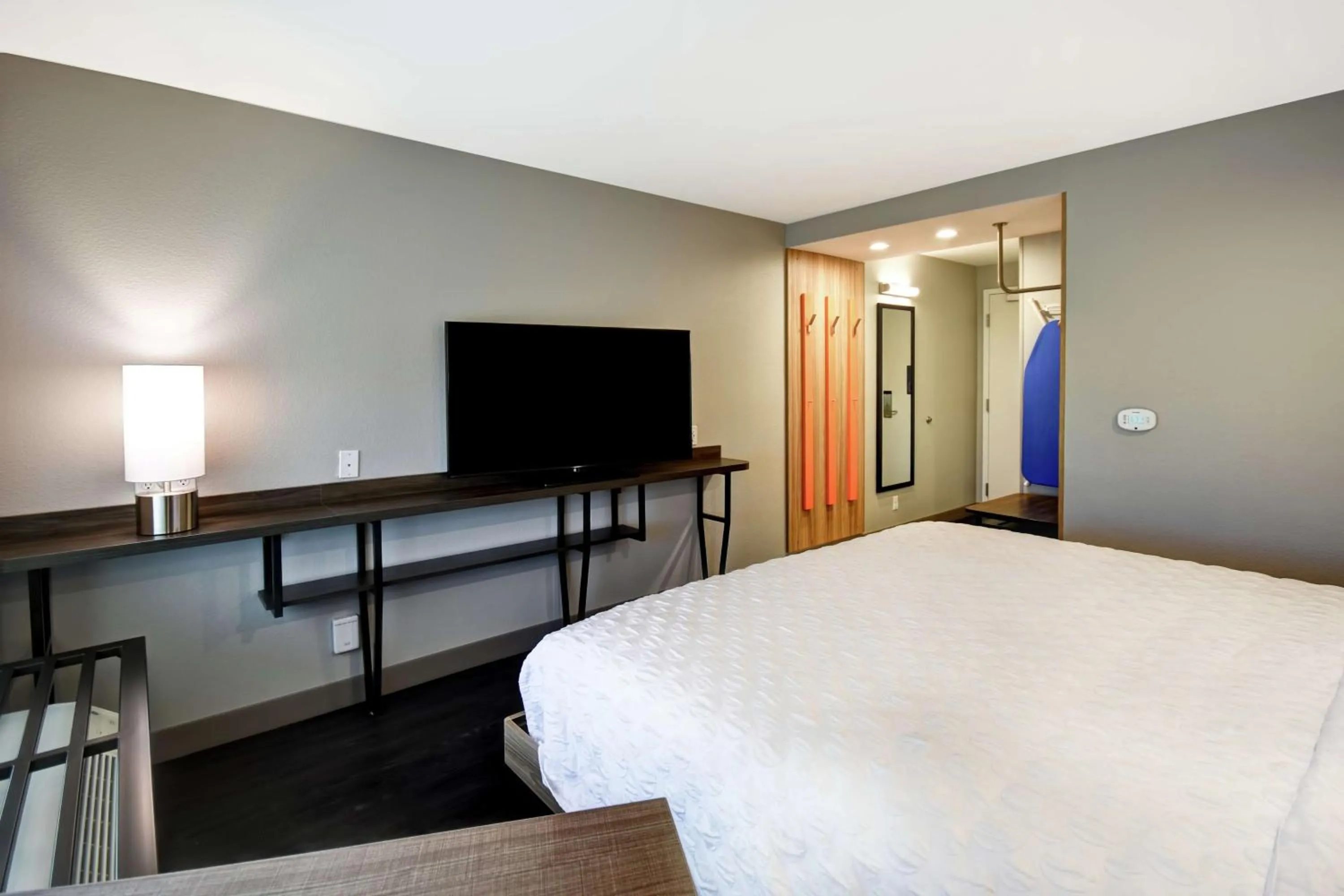 Bedroom, Bed in Tru By Hilton Sterling Heights Detroit