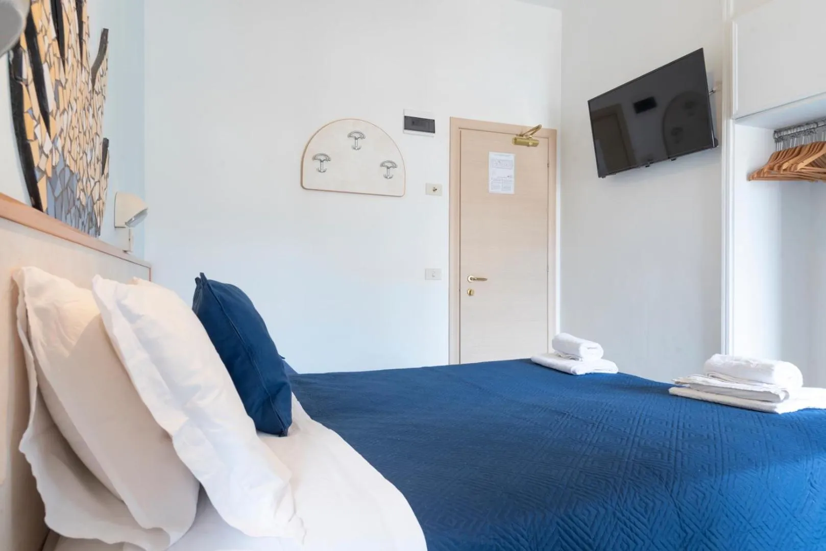 TV and multimedia, Bed in Hotel Giorgetti Orange