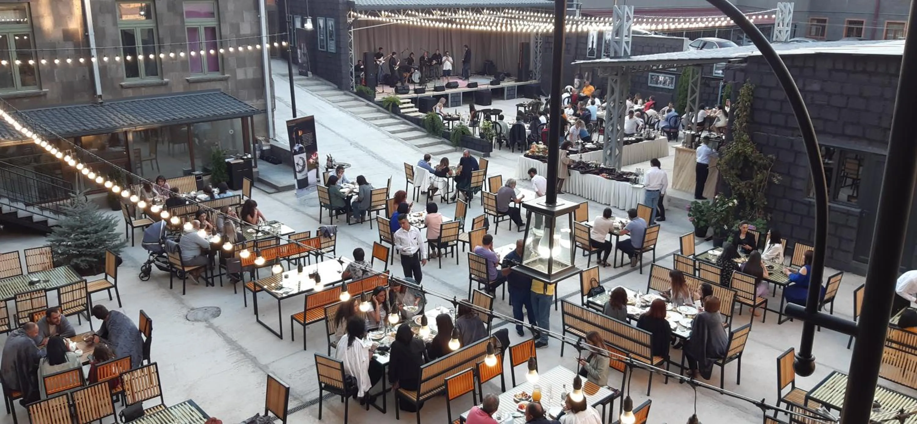 Restaurant/places to eat in Araks Hotel Complex