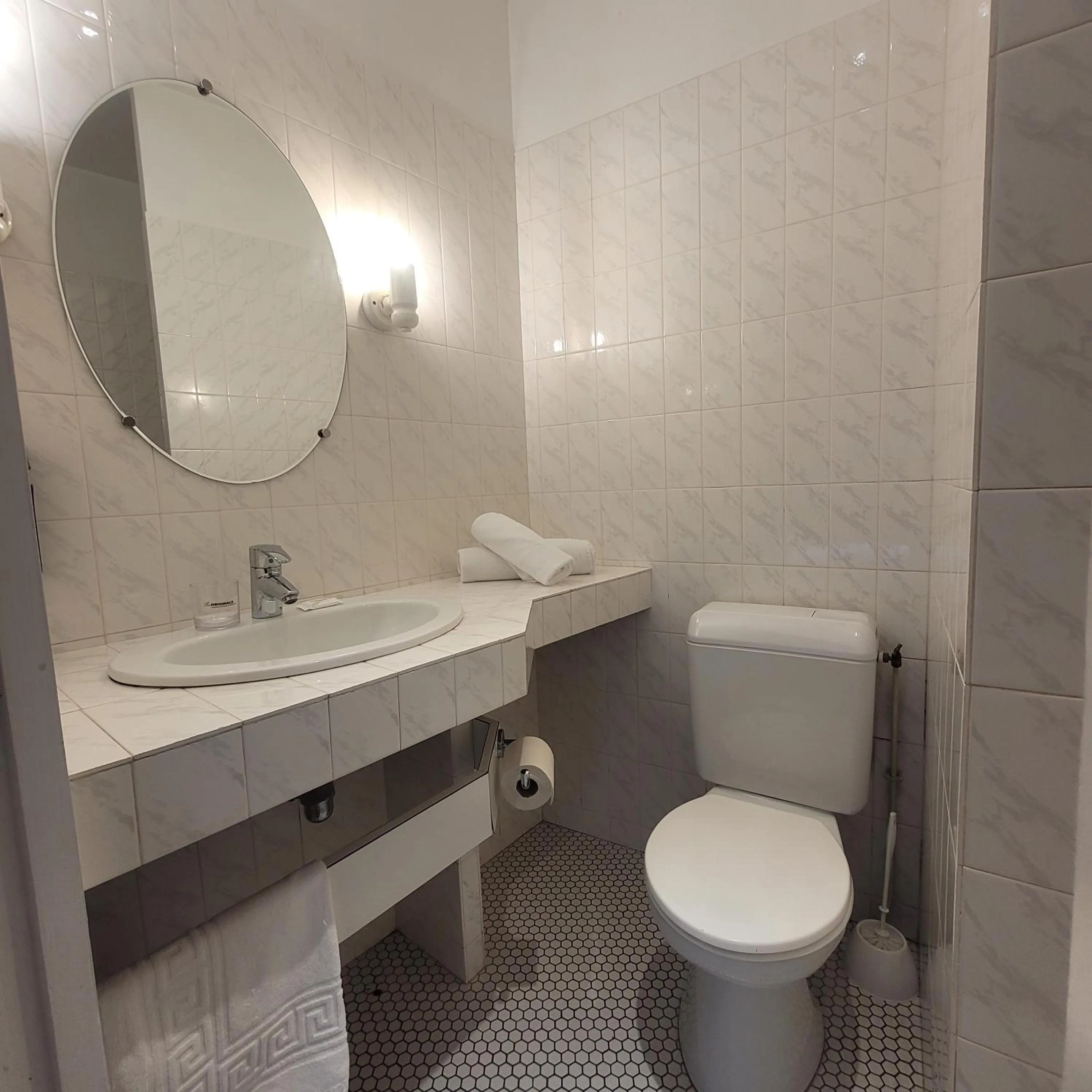 Bathroom in The Originals Access, Hôtel Figeac