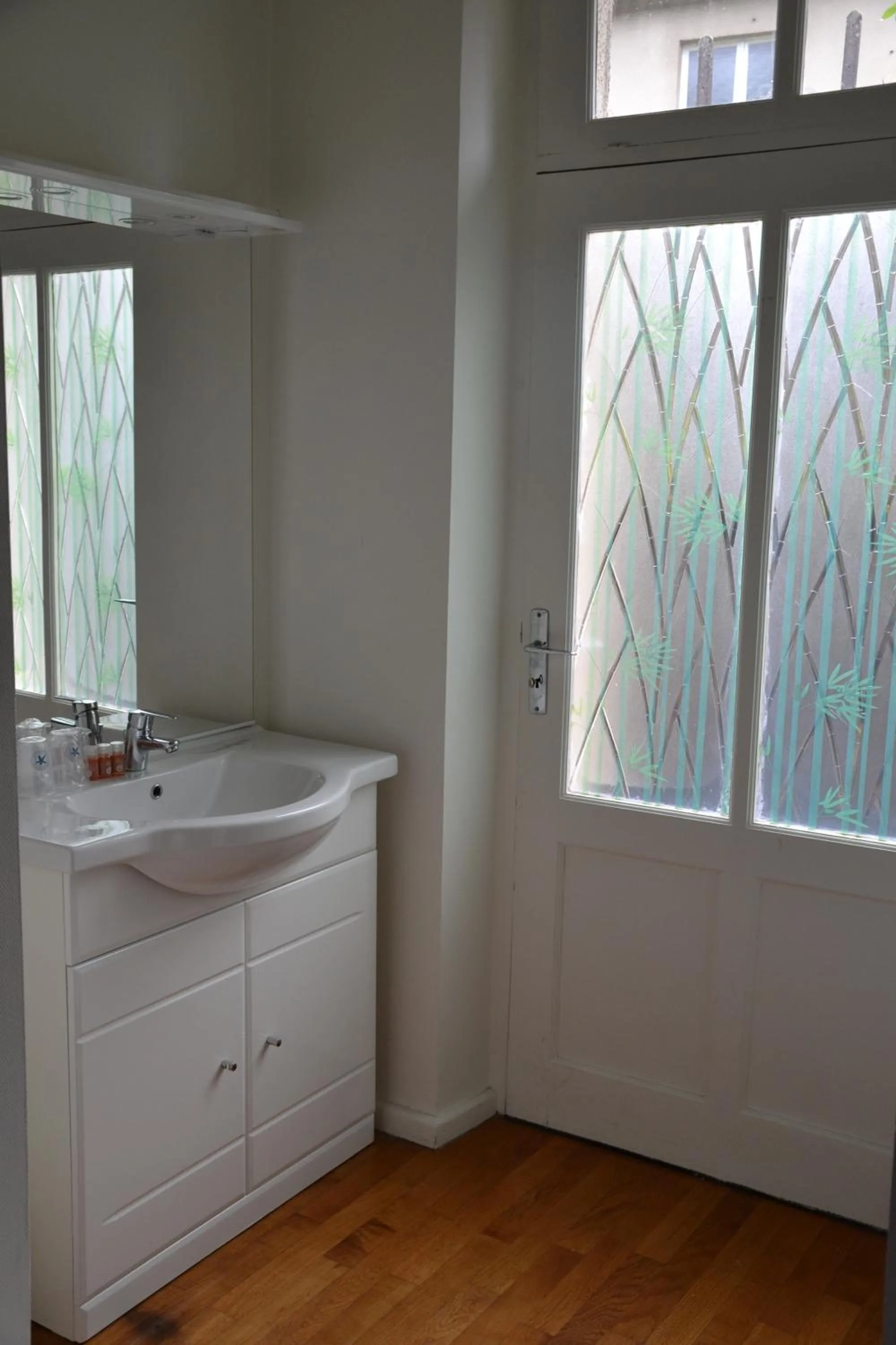 Bathroom in The Originals Access, Hôtel Figeac