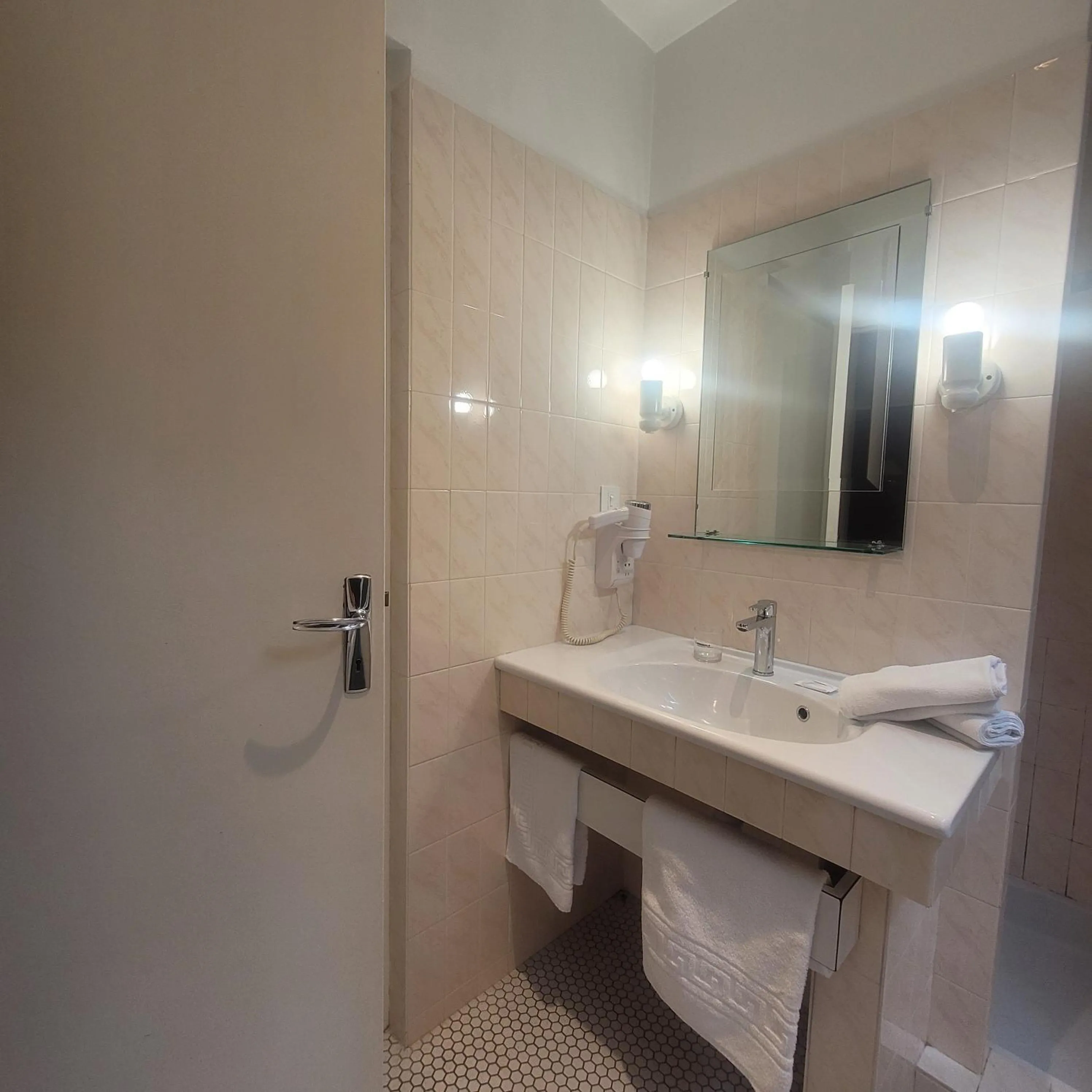 Shower in The Originals Access, Hôtel Figeac