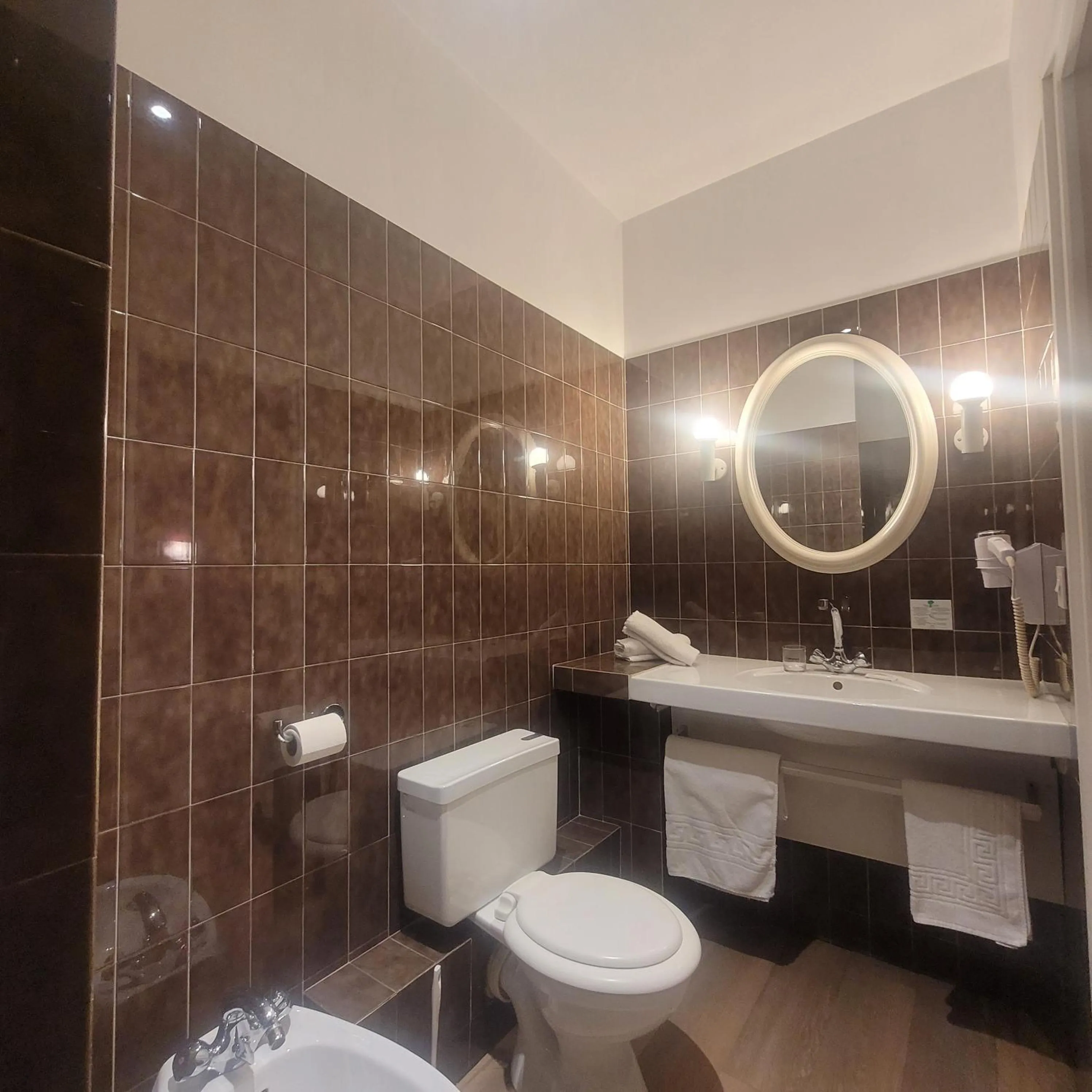 Shower in The Originals Access, Hôtel Figeac