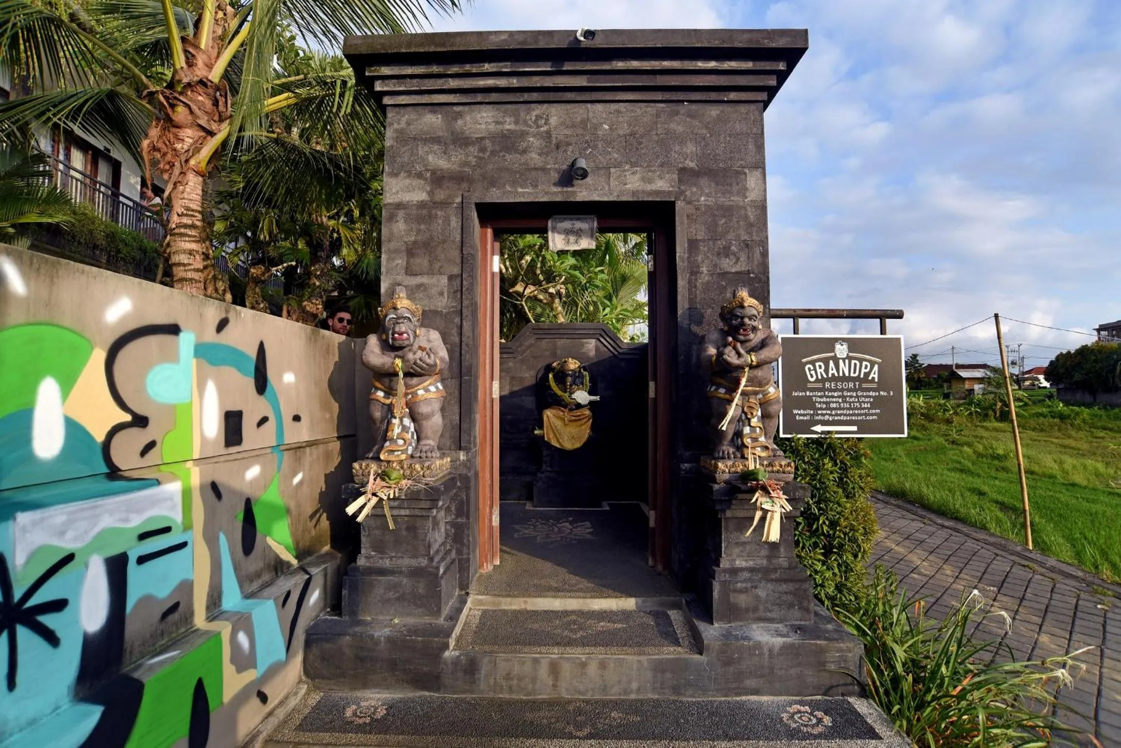 Facade/entrance in Grandpa Guest House