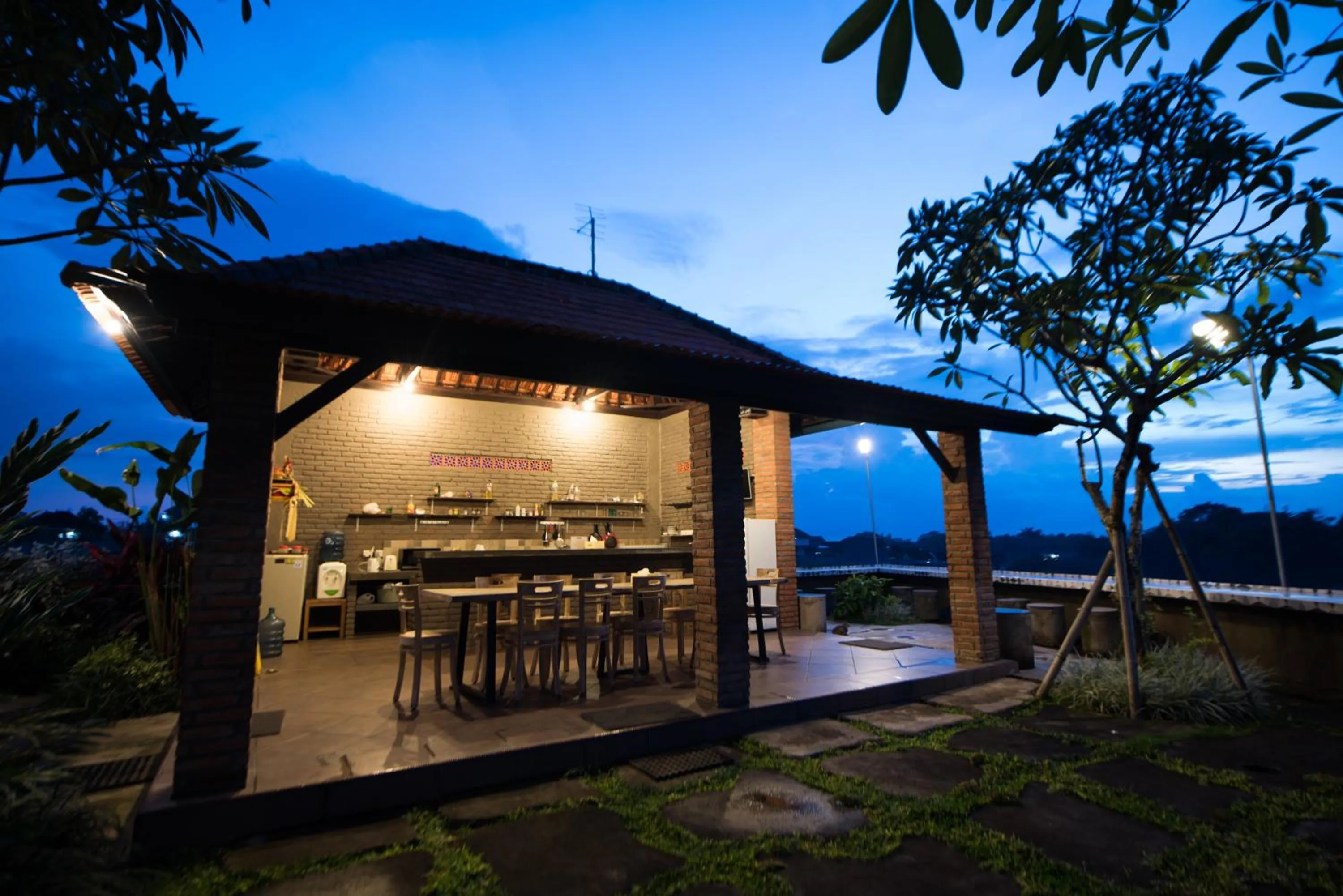 Restaurant/places to eat in Grandpa Guest House