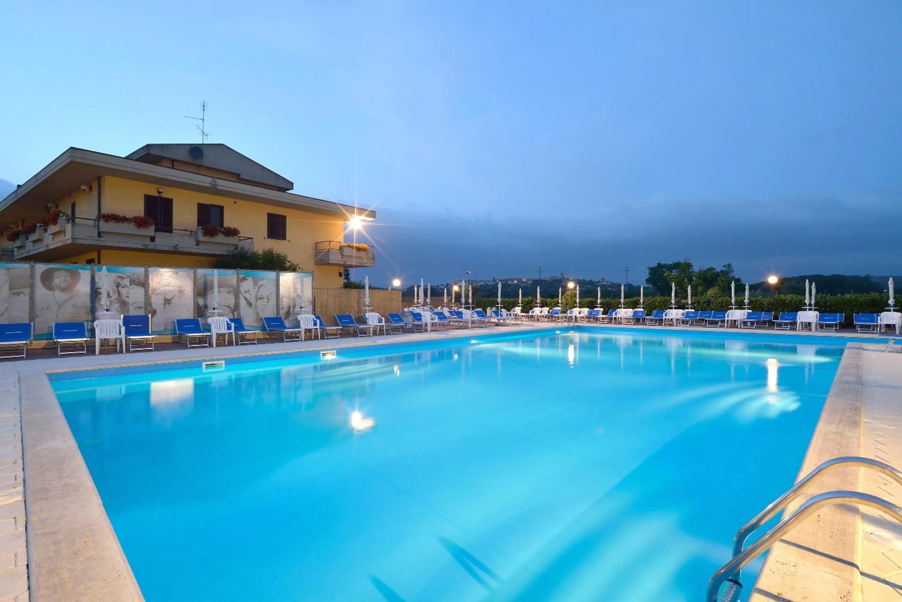 Swimming pool in Hotel Ristorante Dante