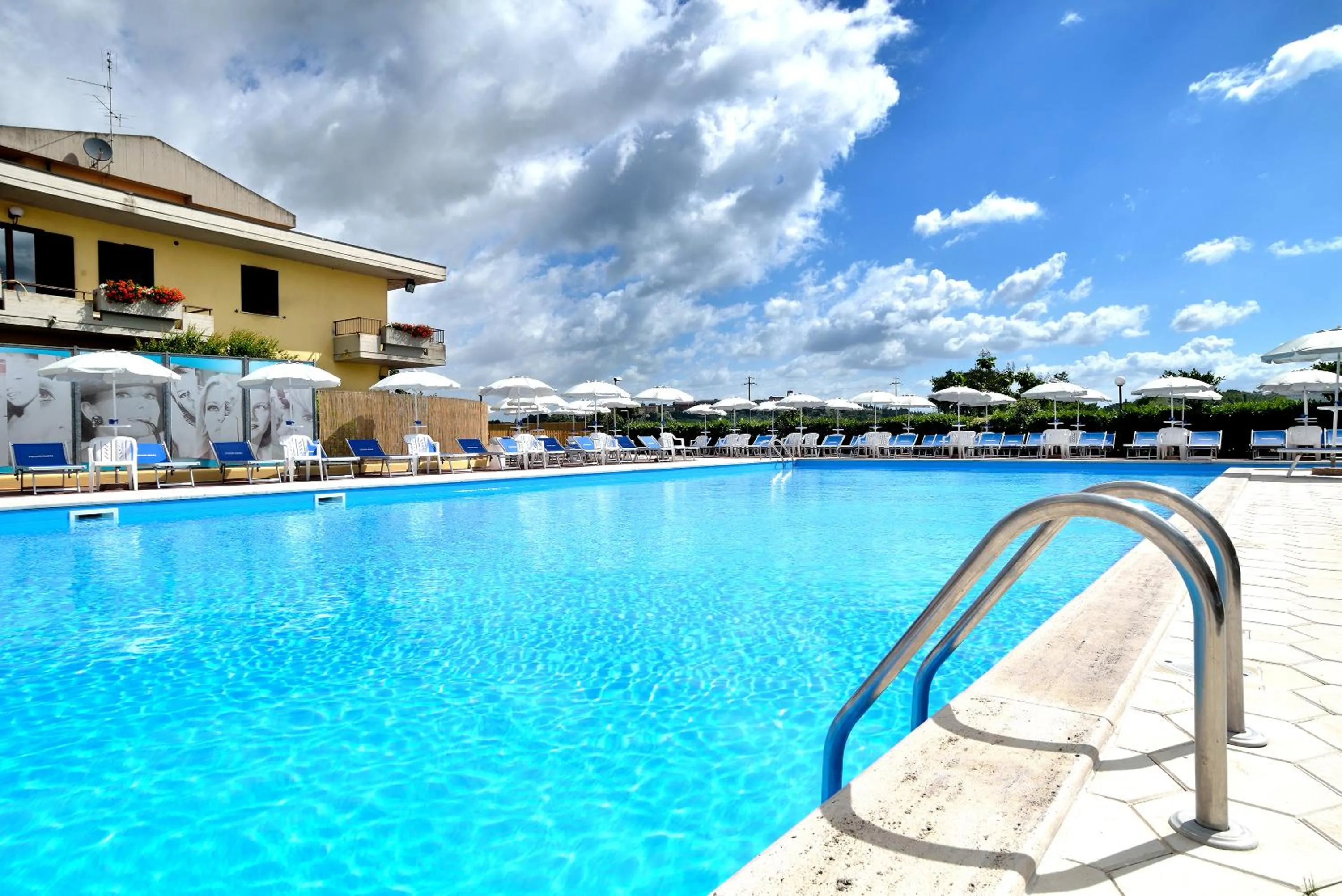 Swimming pool in Hotel Ristorante Dante