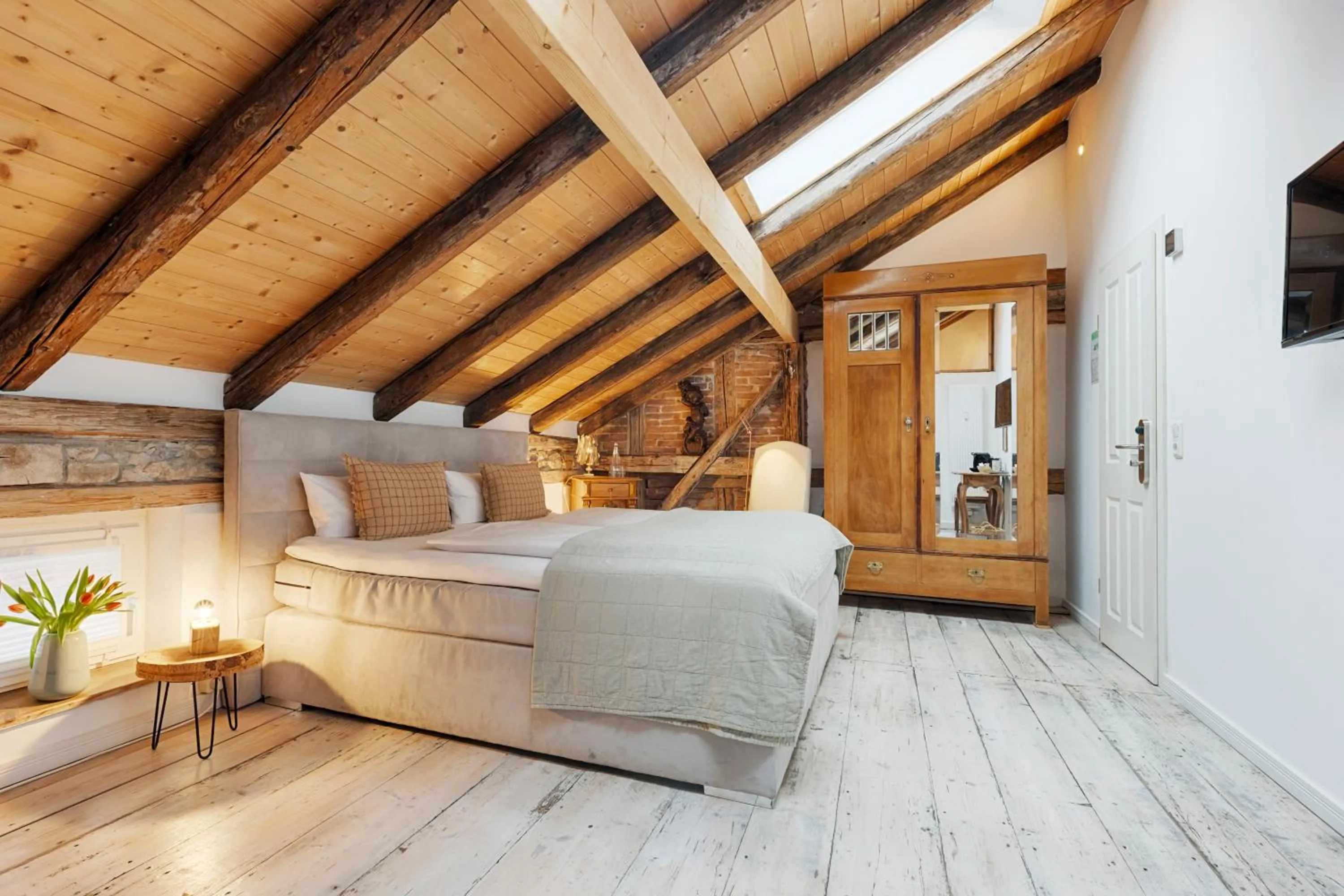 Photo of the whole room, Bed in Weinhotel Oechsle & Brix