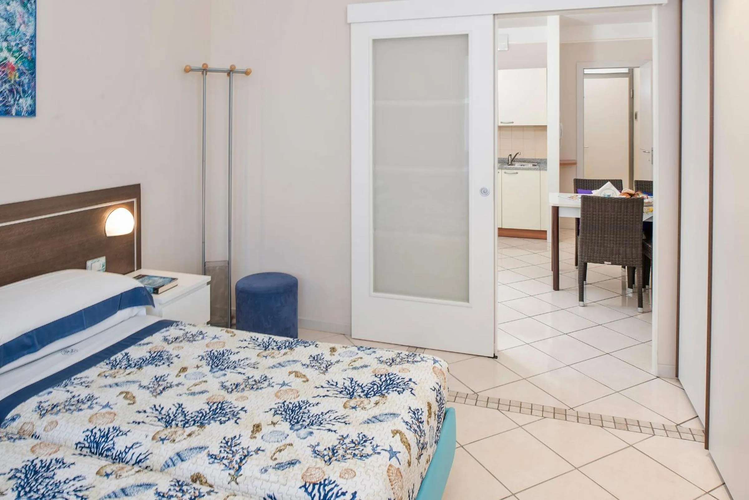 Living room, Bed in Blue Lake Residence - Bardolino