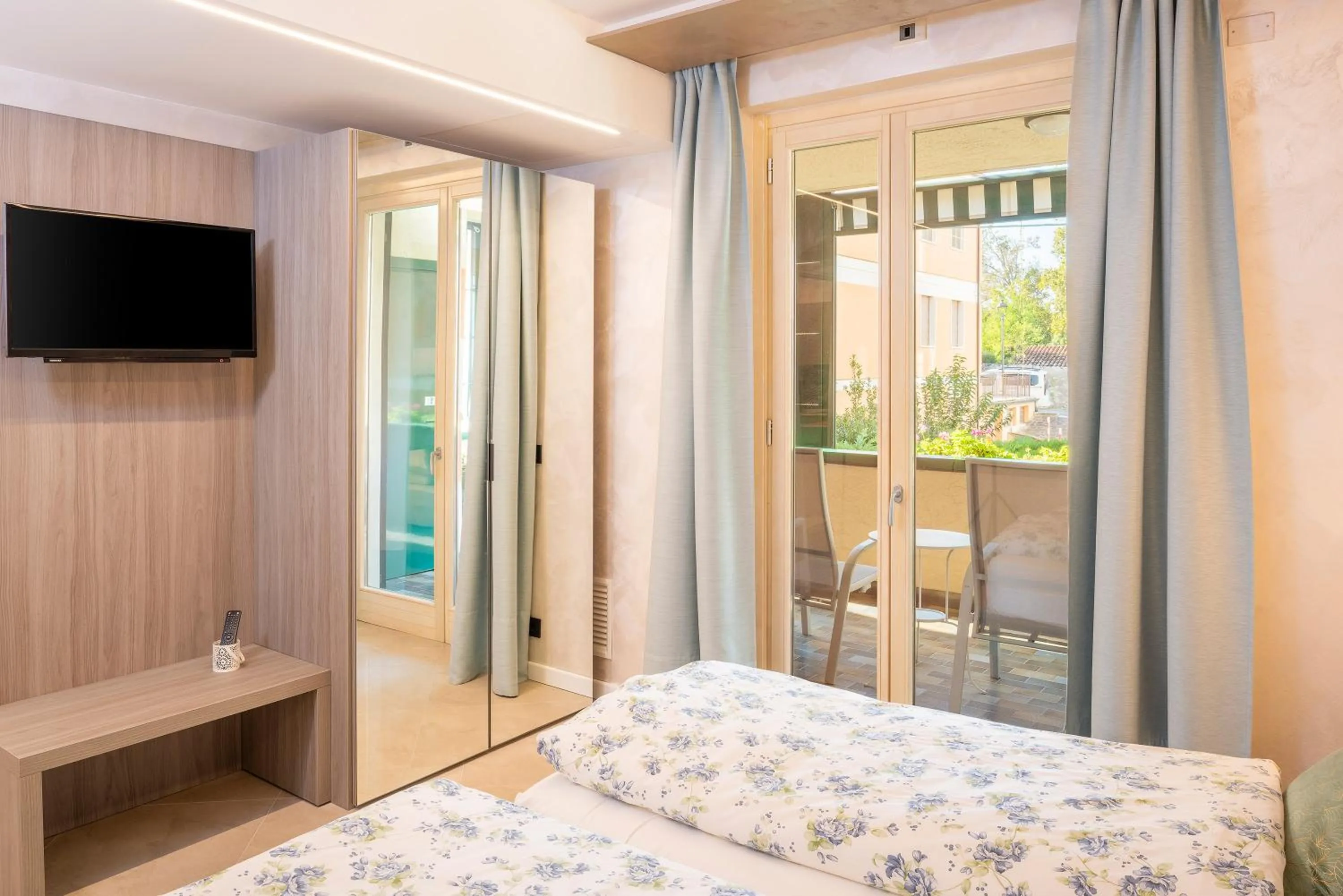 Bed in Blue Lake Residence - Bardolino