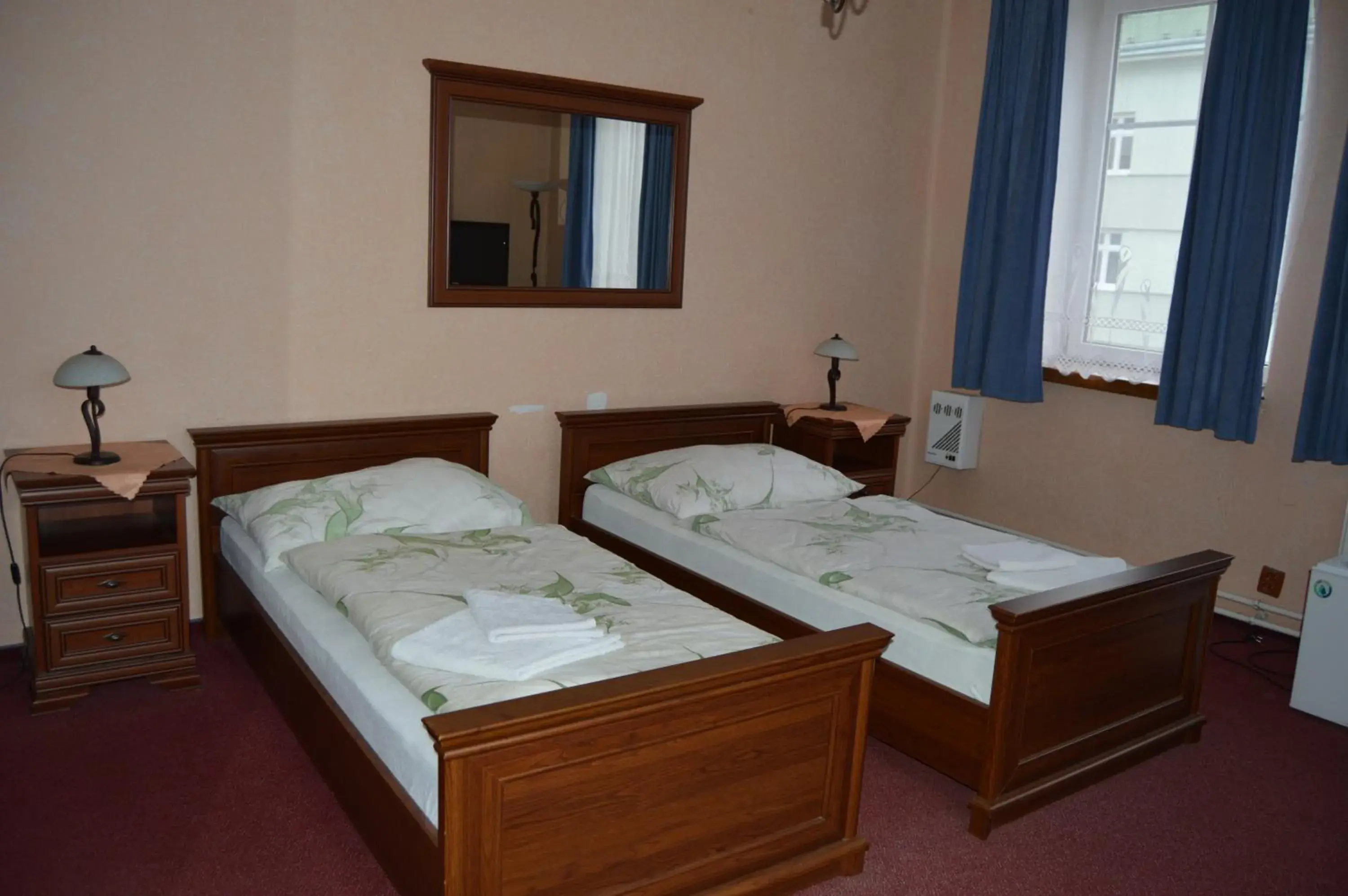 Twin Room with Shared Bathroom in Hotel Paradise Twin Room with Shared Bathroom in Hotel Paradise