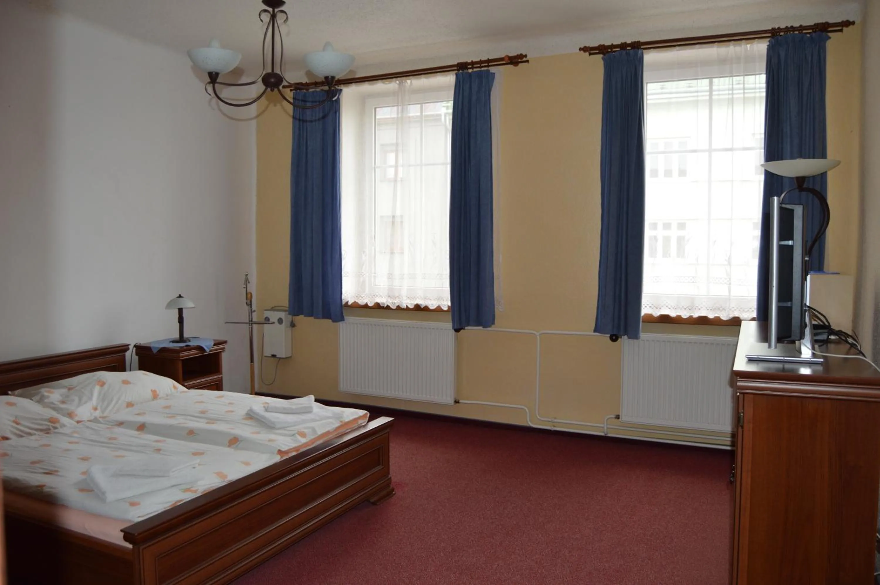 Budget One-Bedroom Apartment in Hotel Paradise