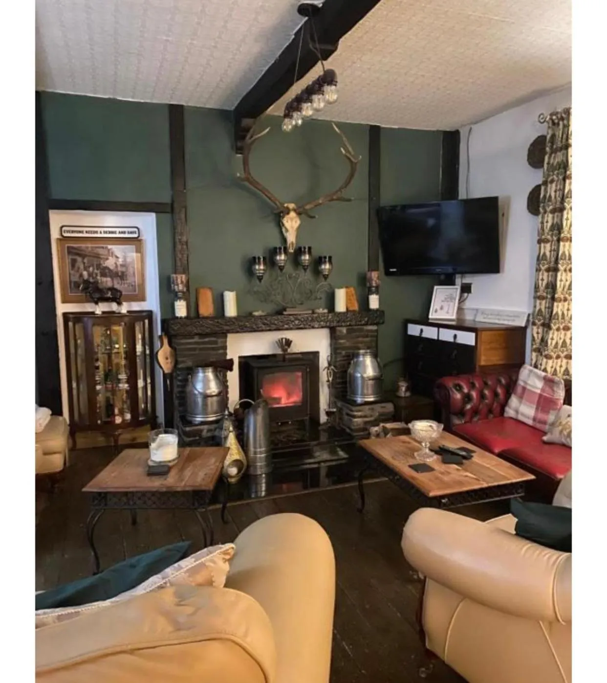 Communal lounge/ TV room in Craighlaw Vintage Guest Rooms