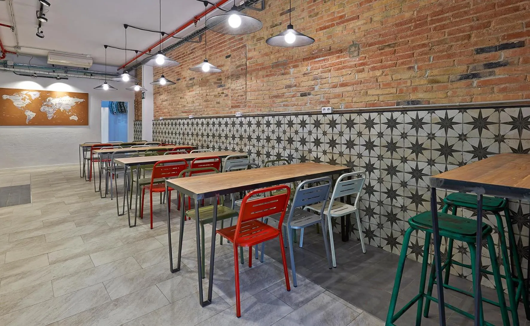 Communal lounge/ TV room in Hola Hostal Collblanc