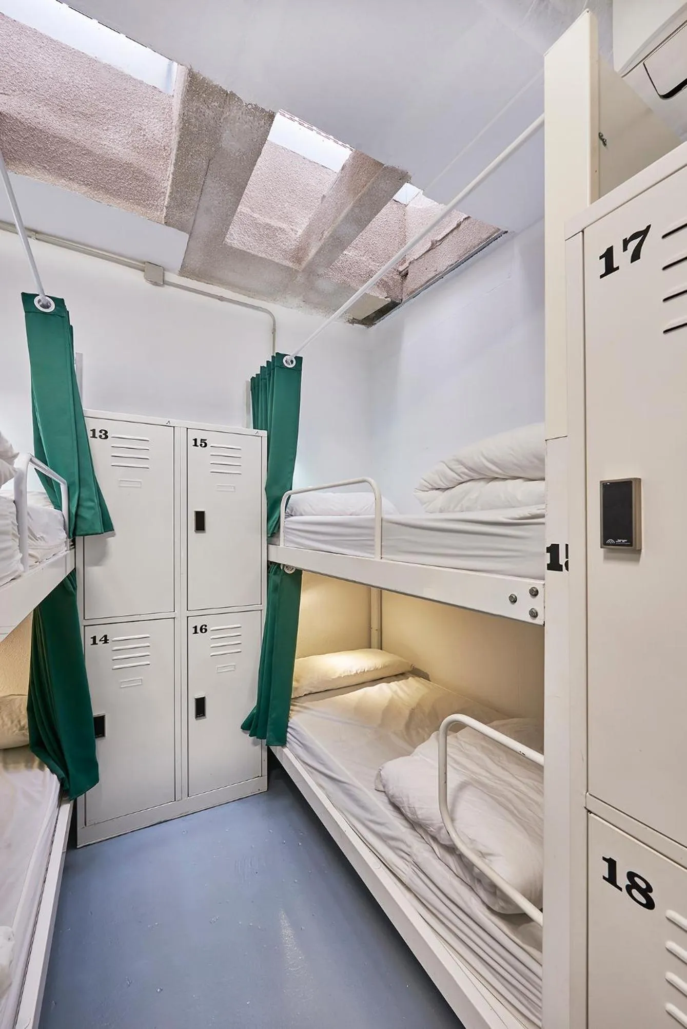 bunk bed in Hola Hostal Collblanc