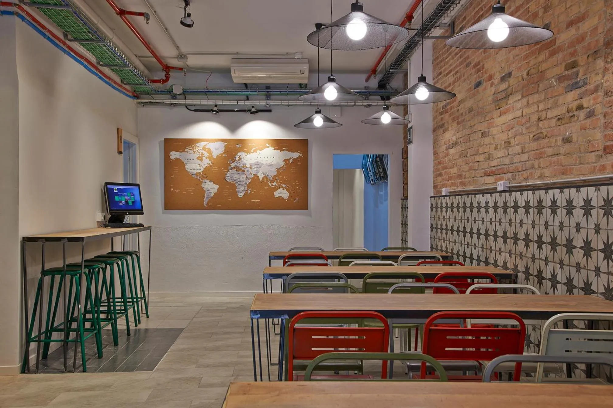 Communal lounge/ TV room in Hola Hostal Collblanc