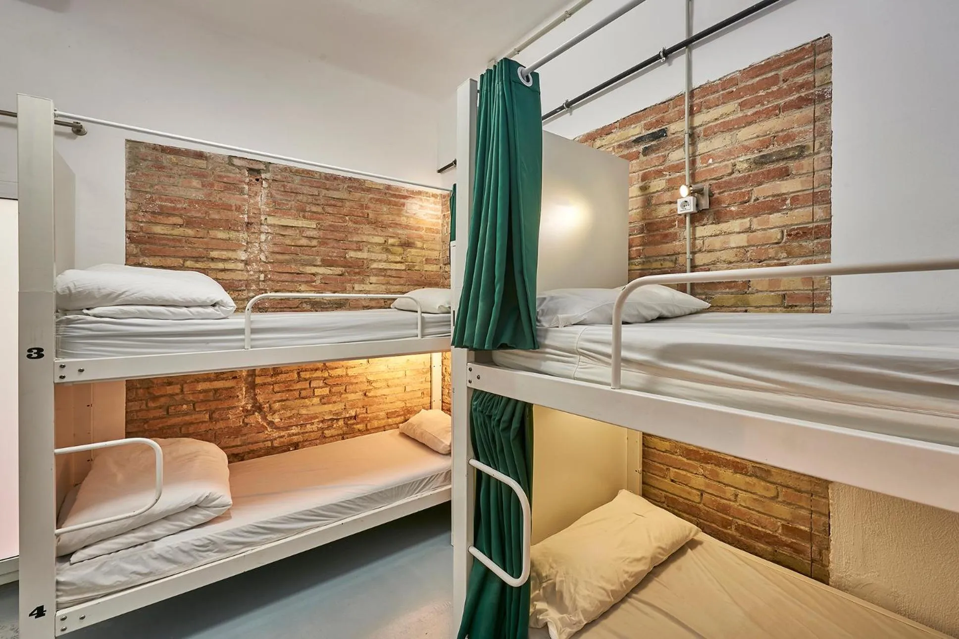 bunk bed in Hola Hostal Collblanc