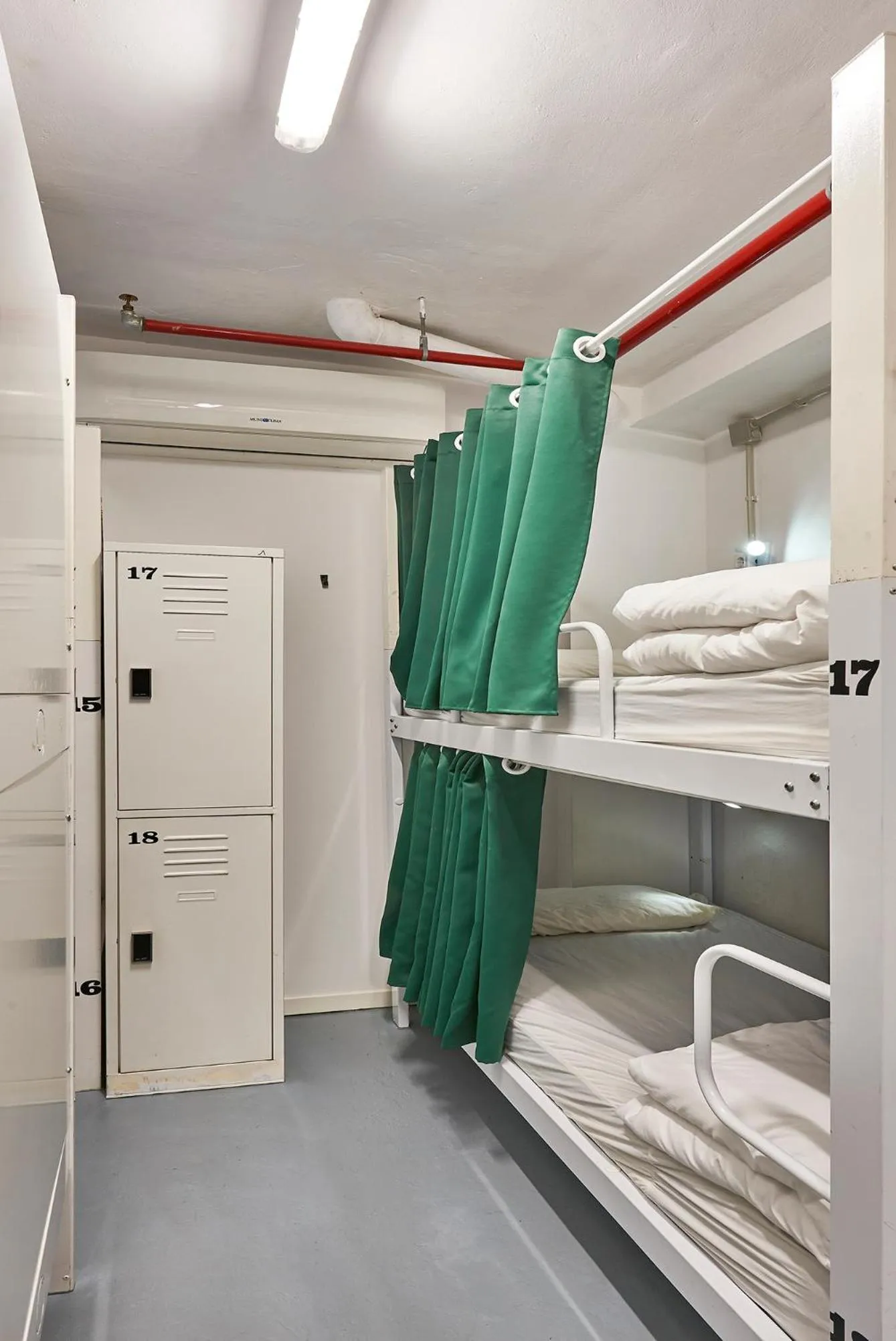 bunk bed in Hola Hostal Collblanc