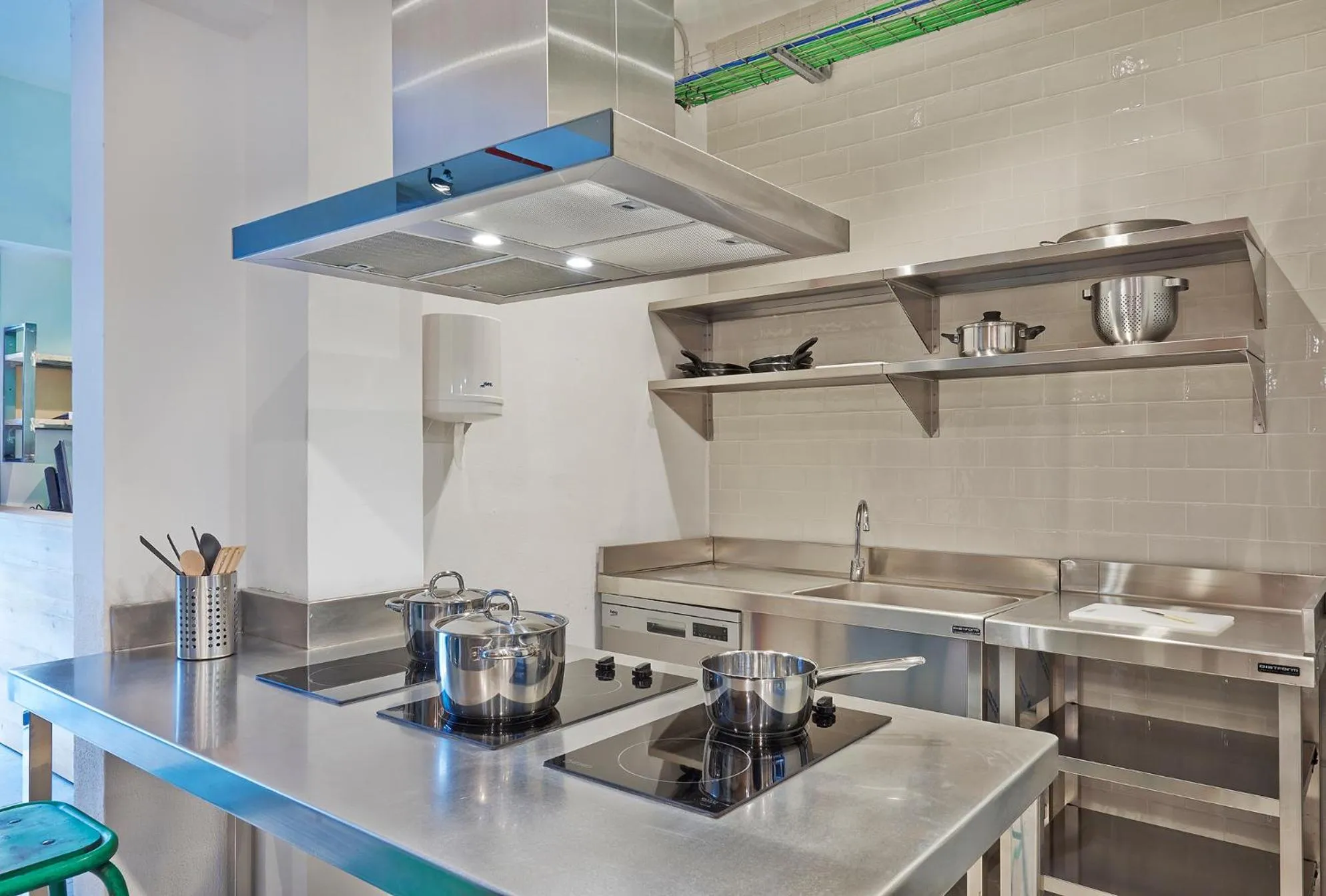 Kitchen or kitchenette in Hola Hostal Collblanc