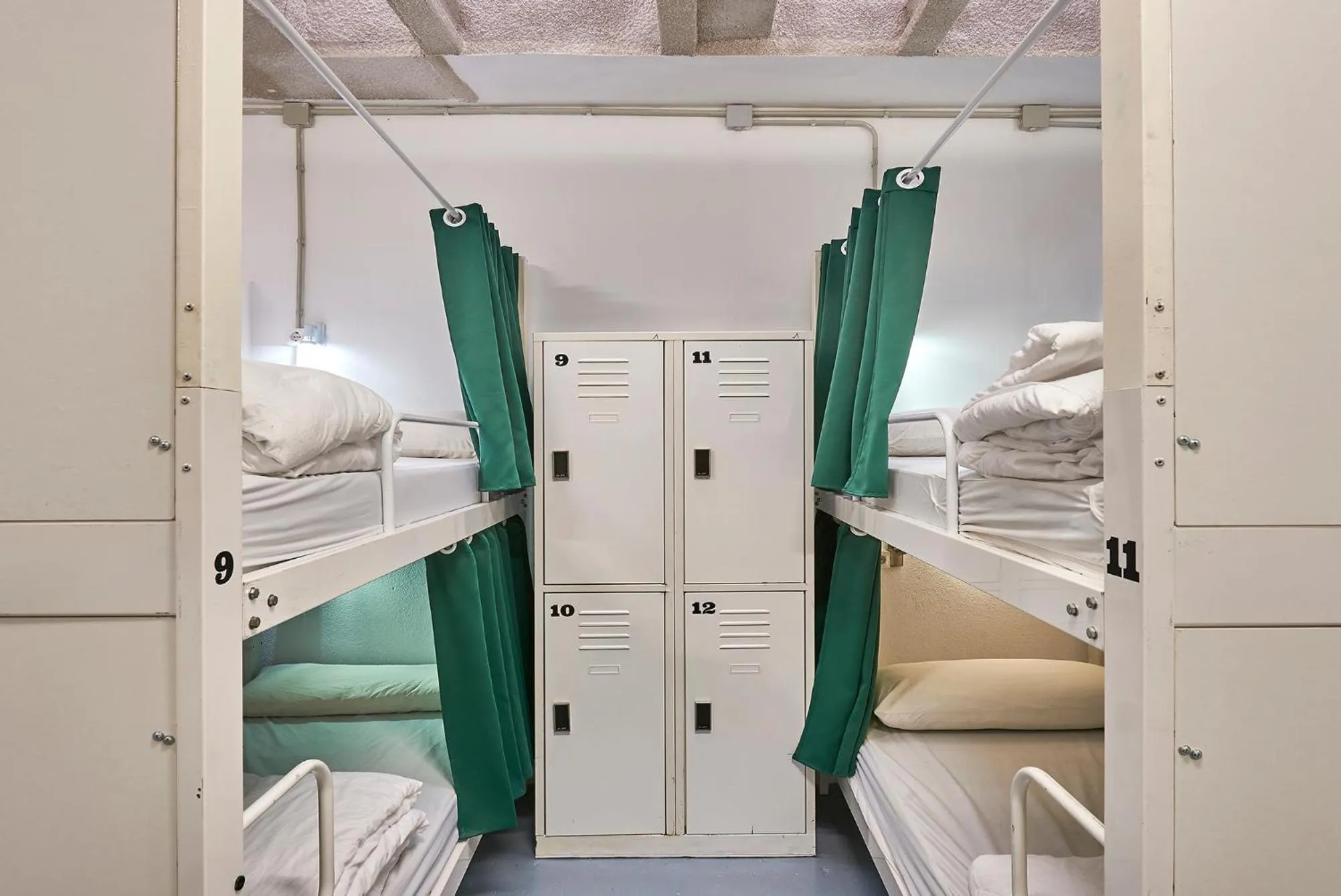 bunk bed in Hola Hostal Collblanc