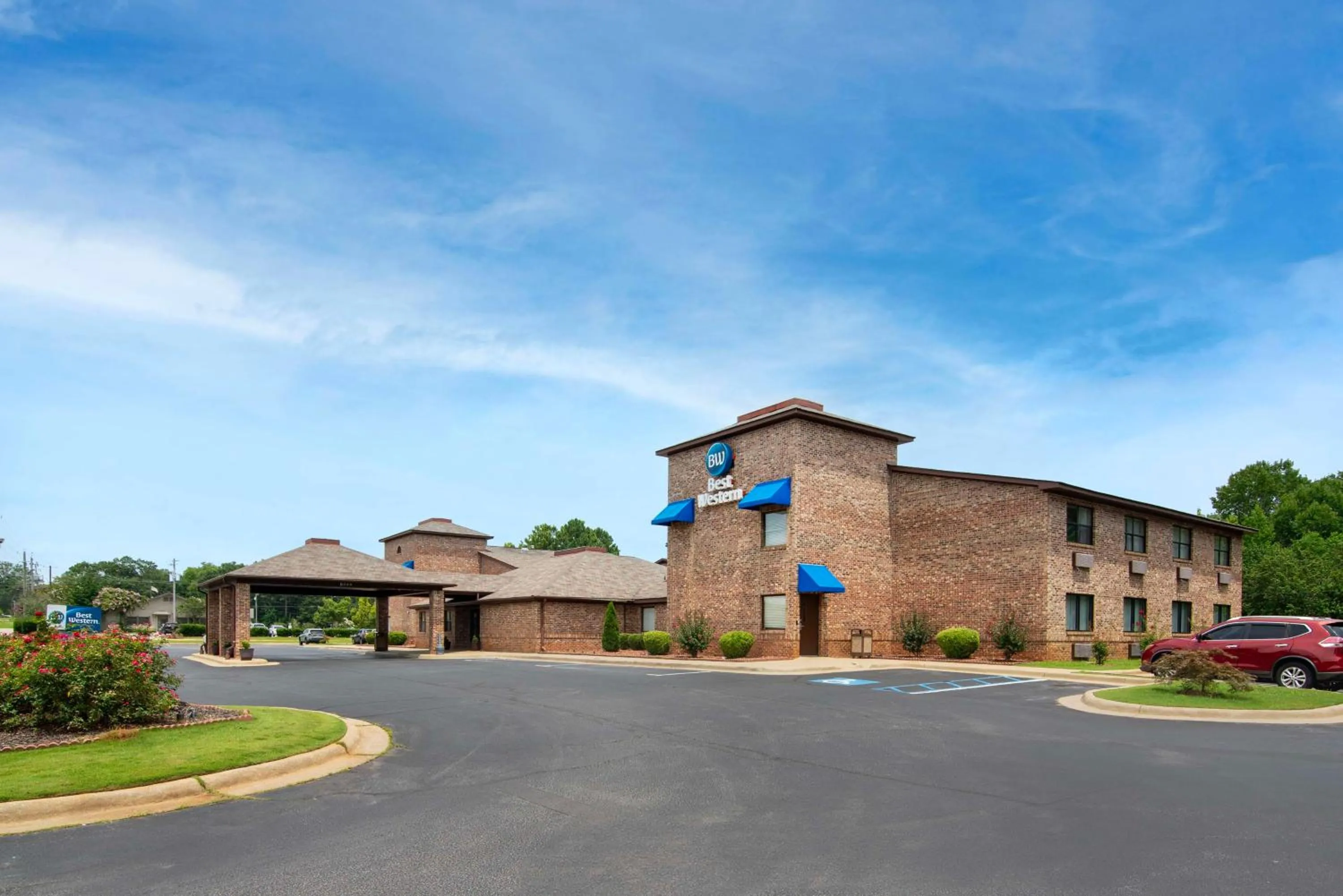 Property building in Best Western Auburn/Opelika Inn