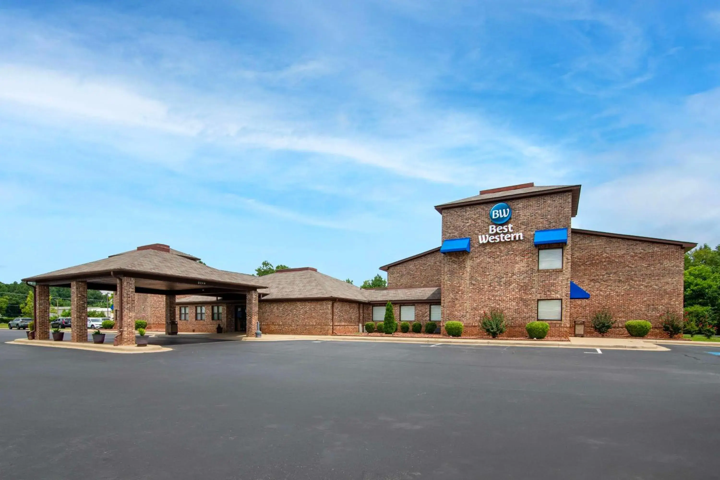 Property building in Best Western Auburn/Opelika Inn Property building in Best Western Auburn/Opelika Inn