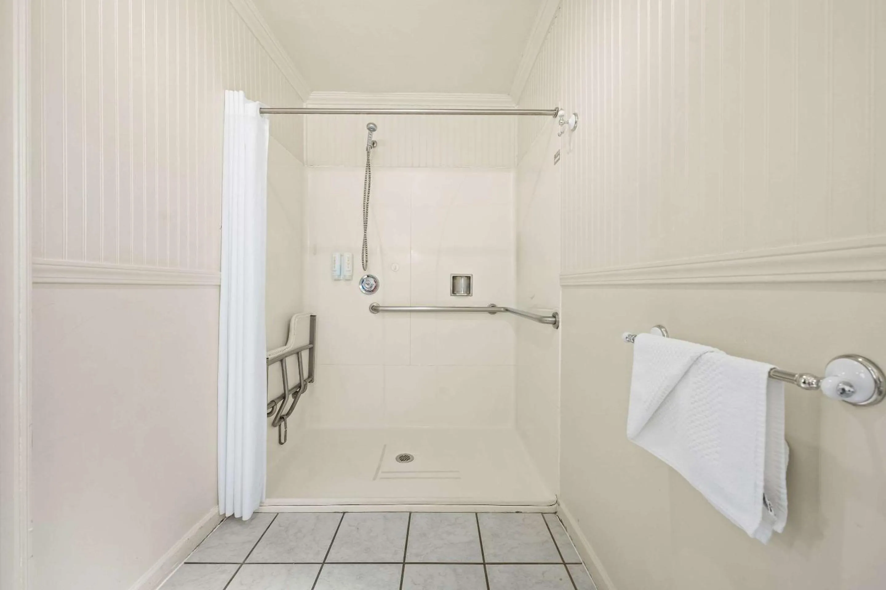 Shower in Econo Lodge Inn & Suites Heavenly Village Area