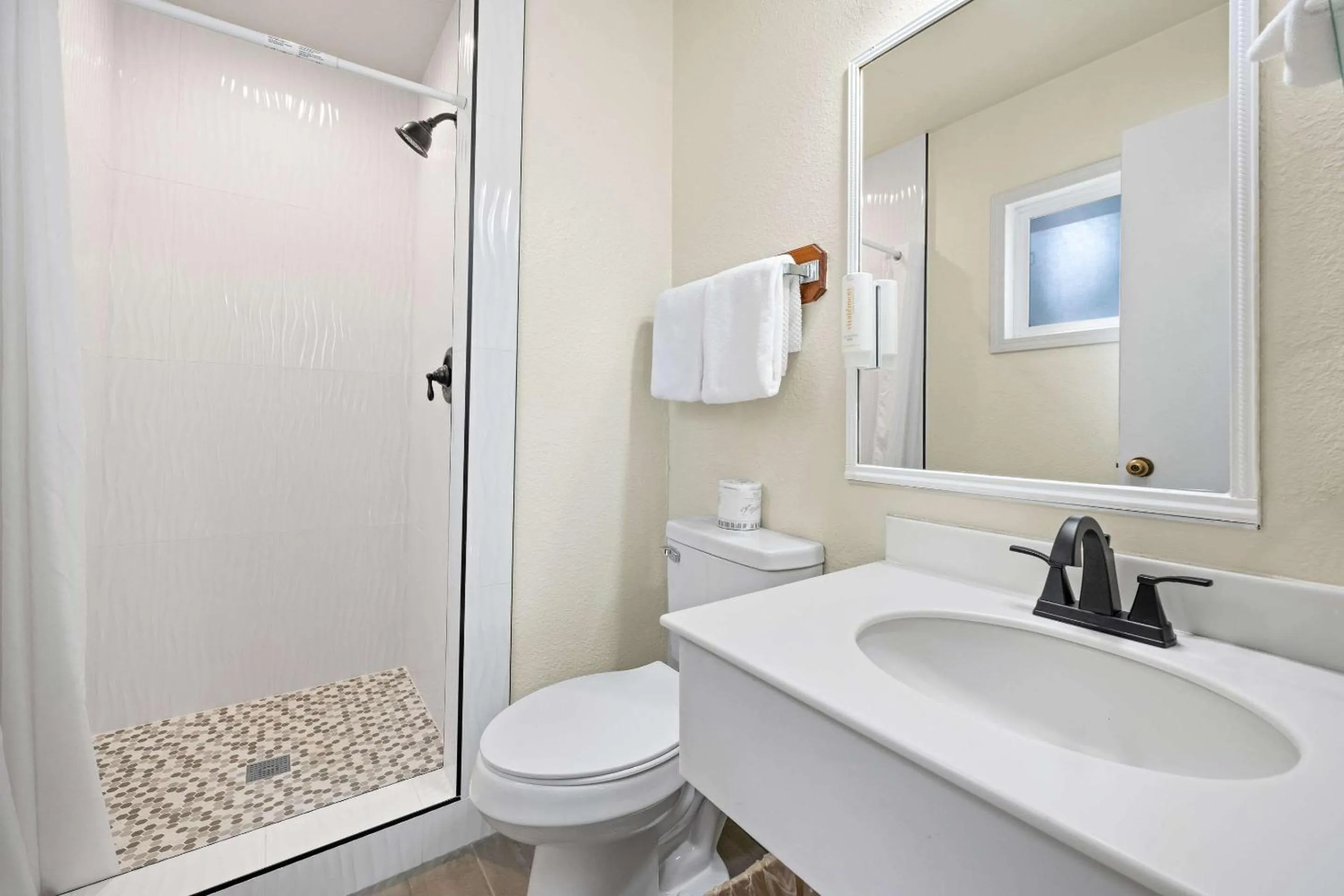 Bedroom in Econo Lodge Inn & Suites Heavenly Village Area