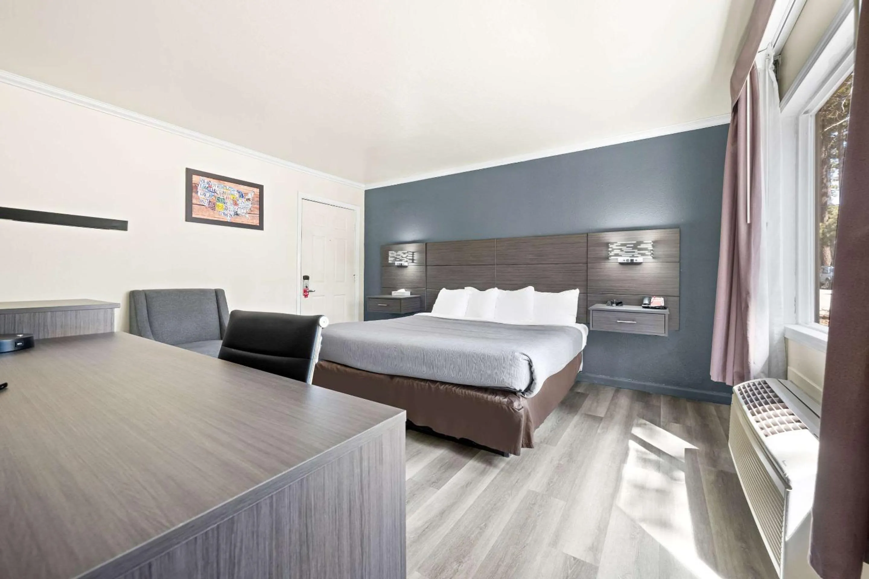 Bedroom, Bed in Econo Lodge Inn & Suites Heavenly Village Area