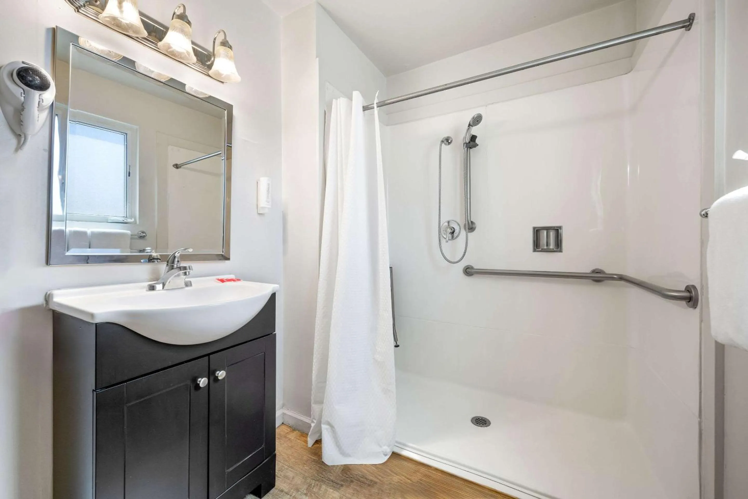 Bedroom in Econo Lodge Inn & Suites Heavenly Village Area