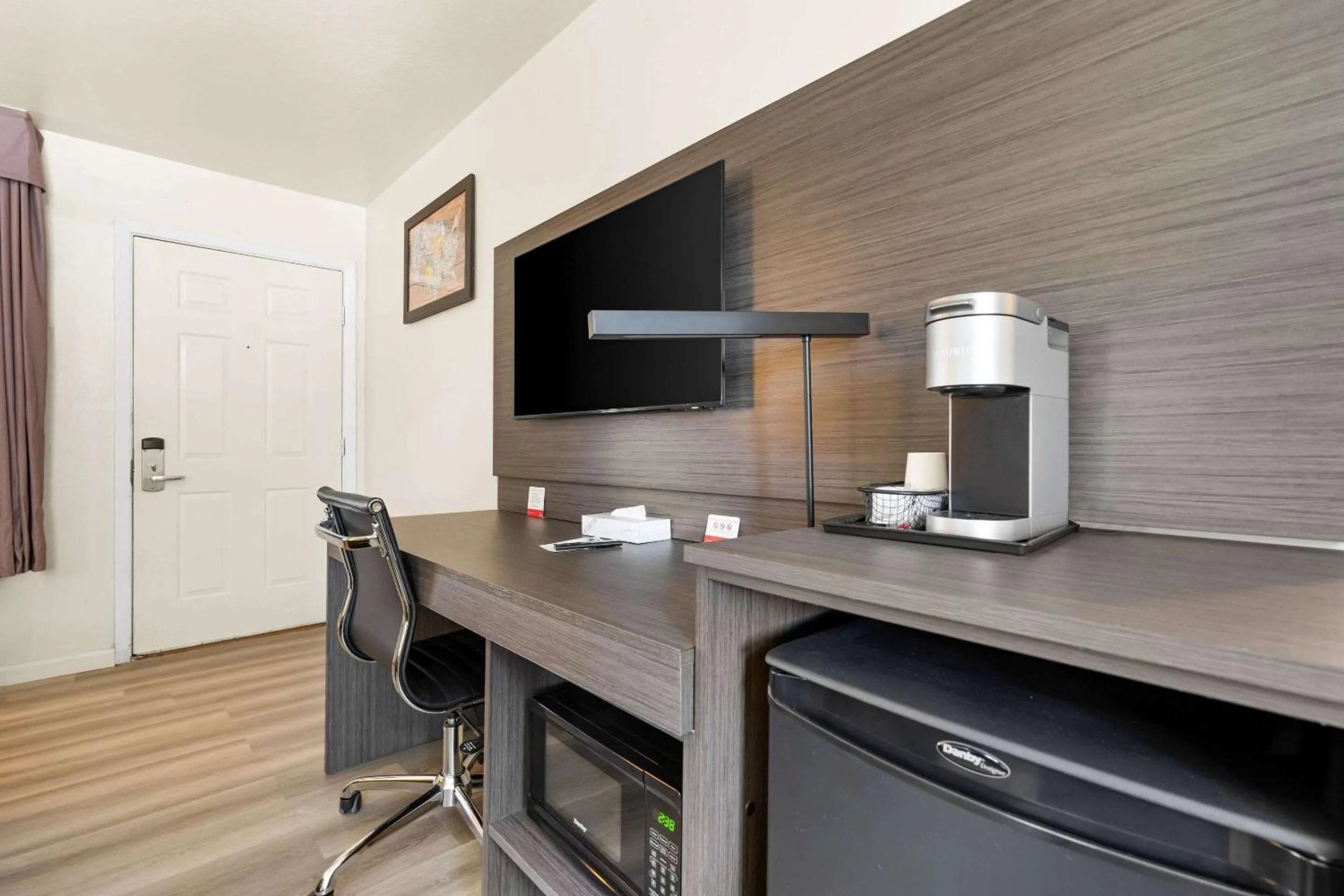 Bedroom in Econo Lodge Inn & Suites Heavenly Village Area