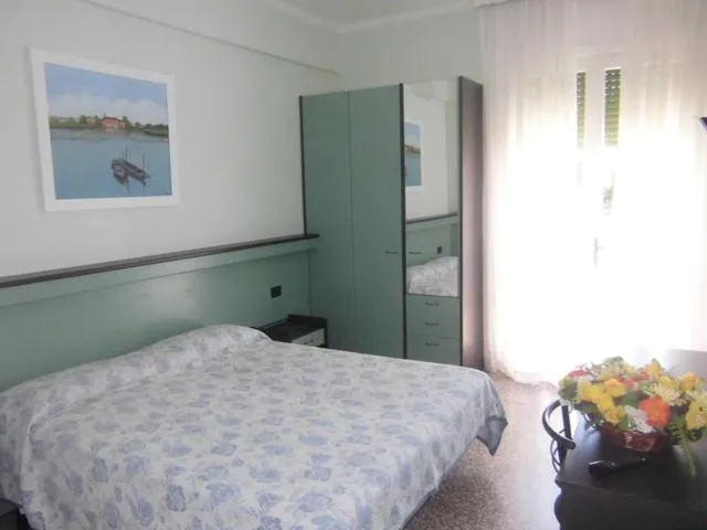 Photo of the whole room in Hotel Palm Beach