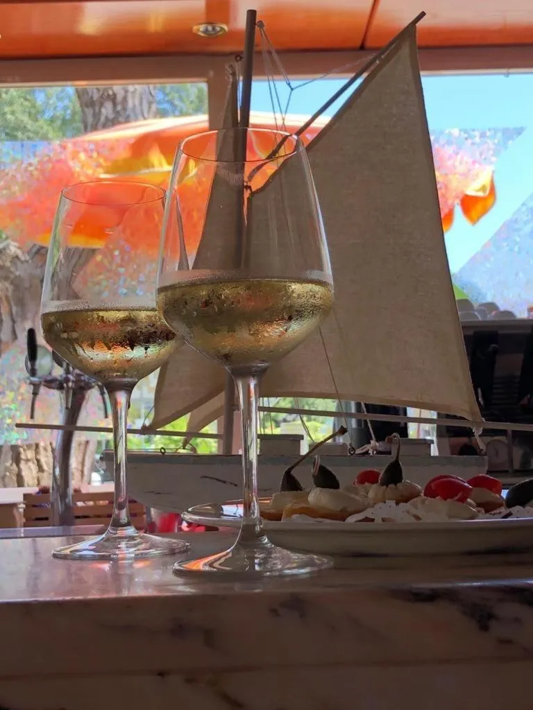 Restaurant/places to eat in Hotel Palm Beach