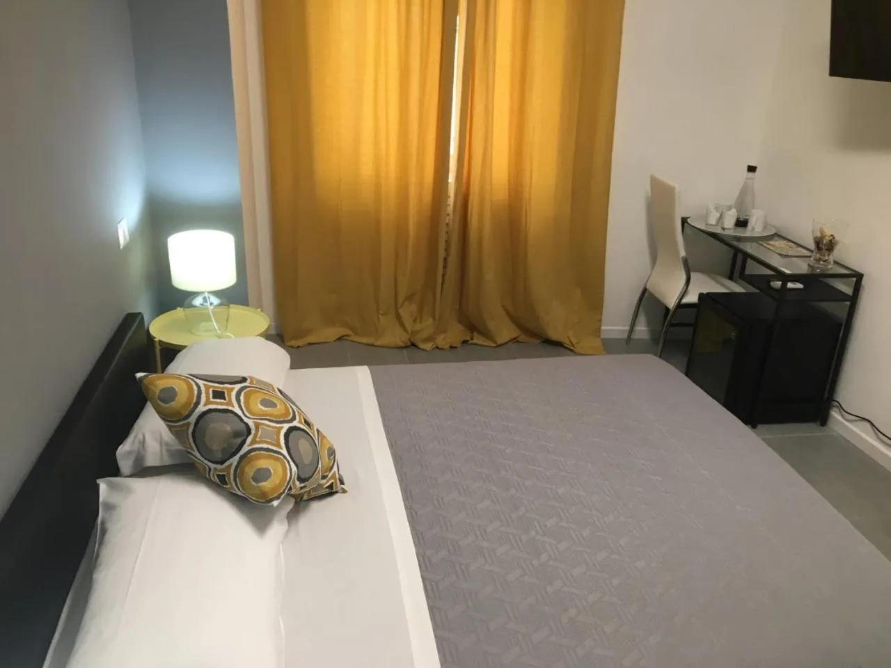 Property building, Bed in Vatican Central Suites