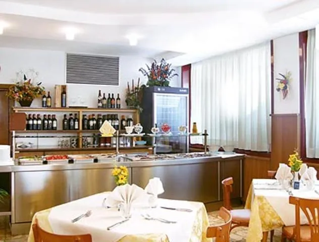 Restaurant/places to eat in Hotel Nelson