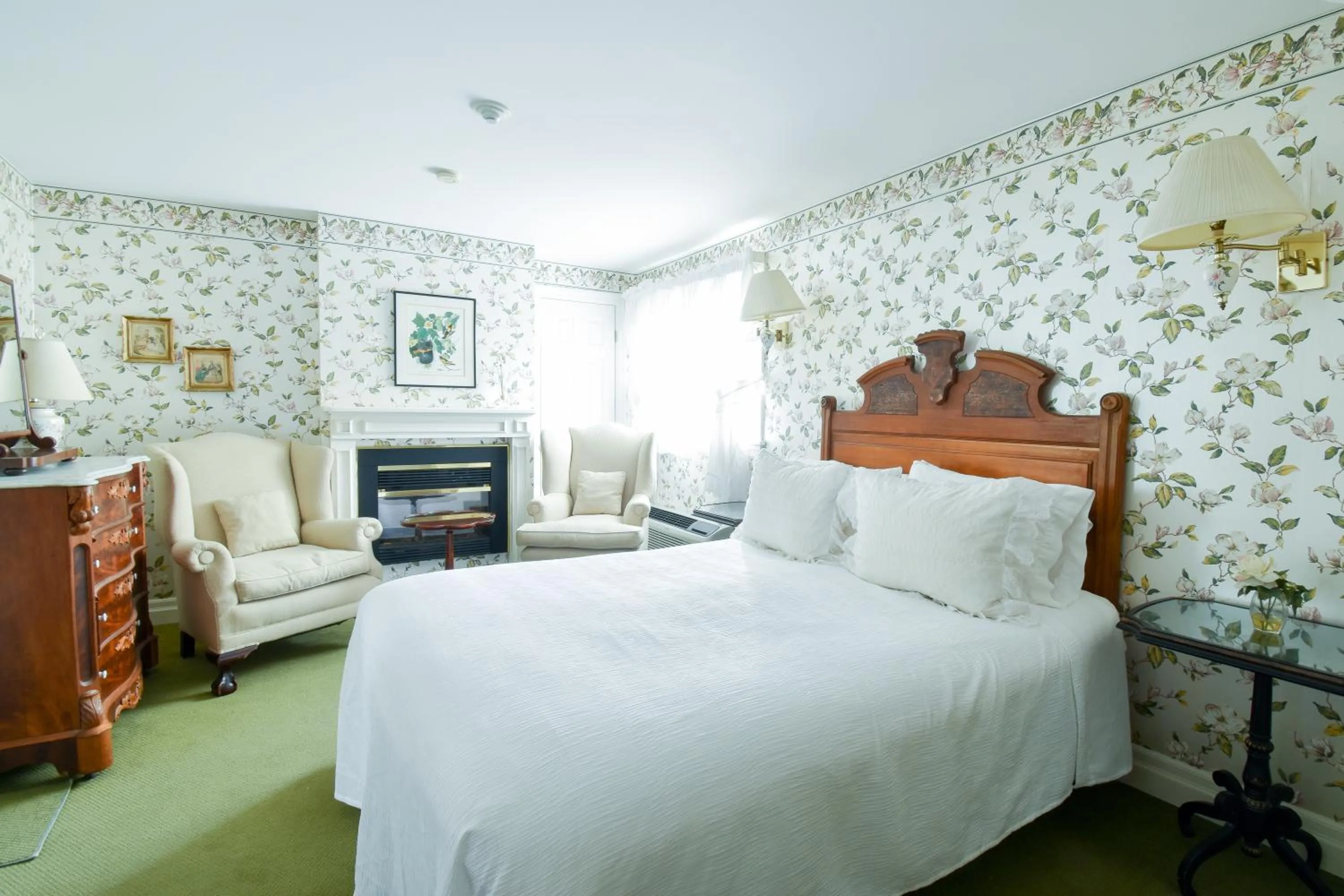 Photo of the whole room in The Waring House