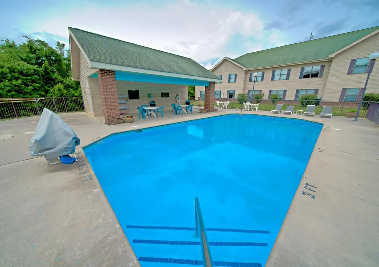 Swimming pool in All Season Suites Swimming pool in All Season Suites