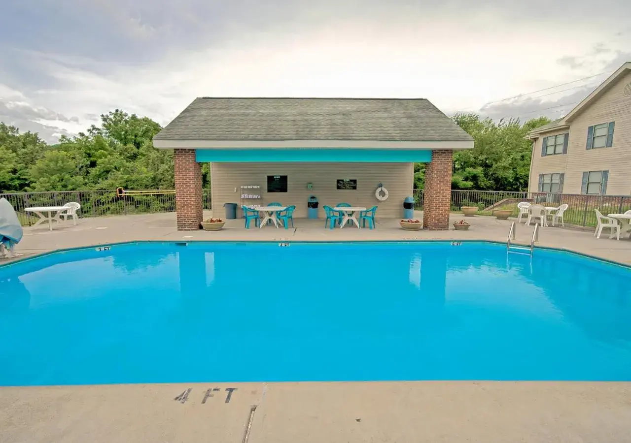 Swimming pool in All Season Suites Swimming pool in All Season Suites