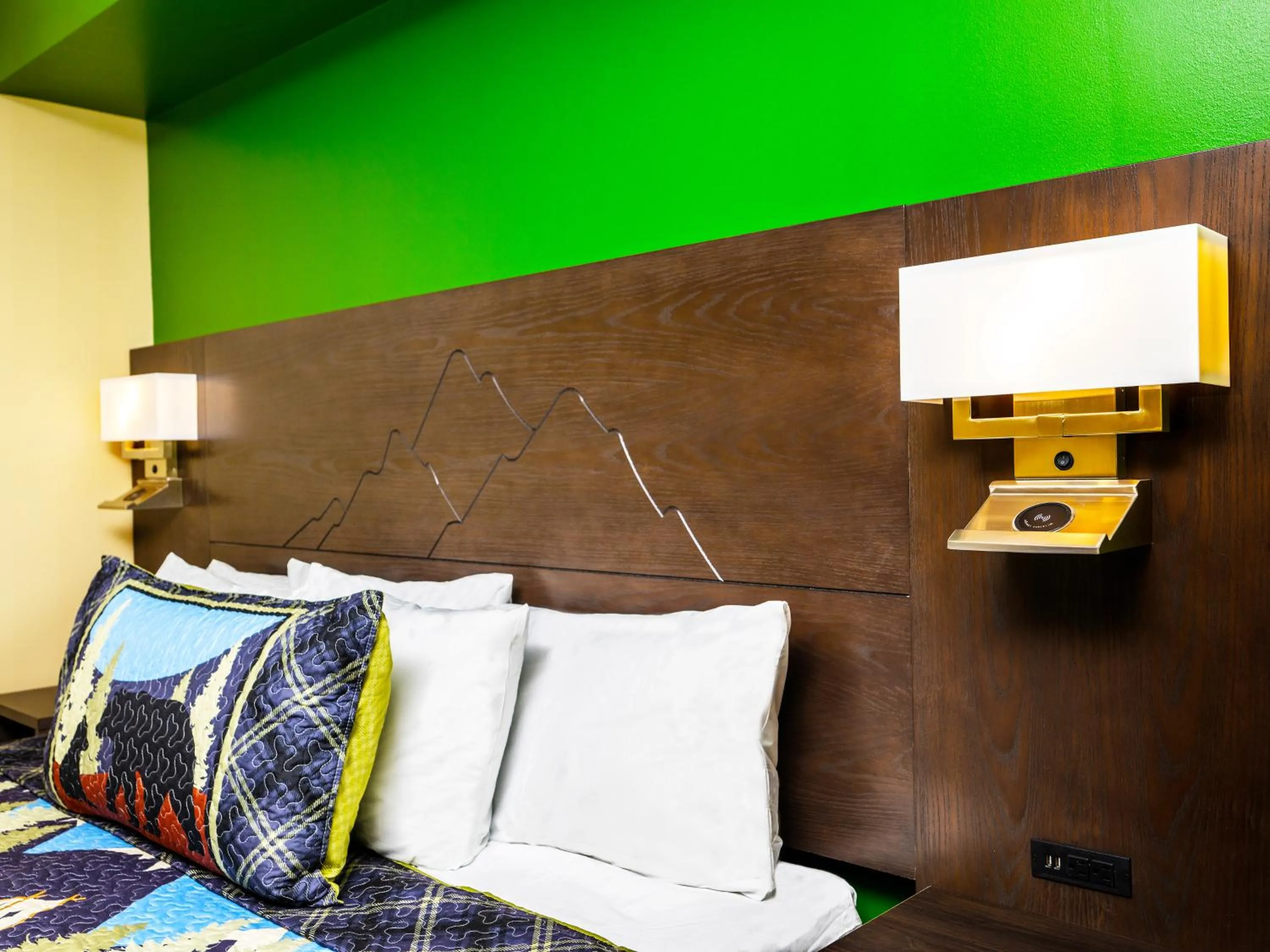 Bed in Country Cascades Waterpark Resort