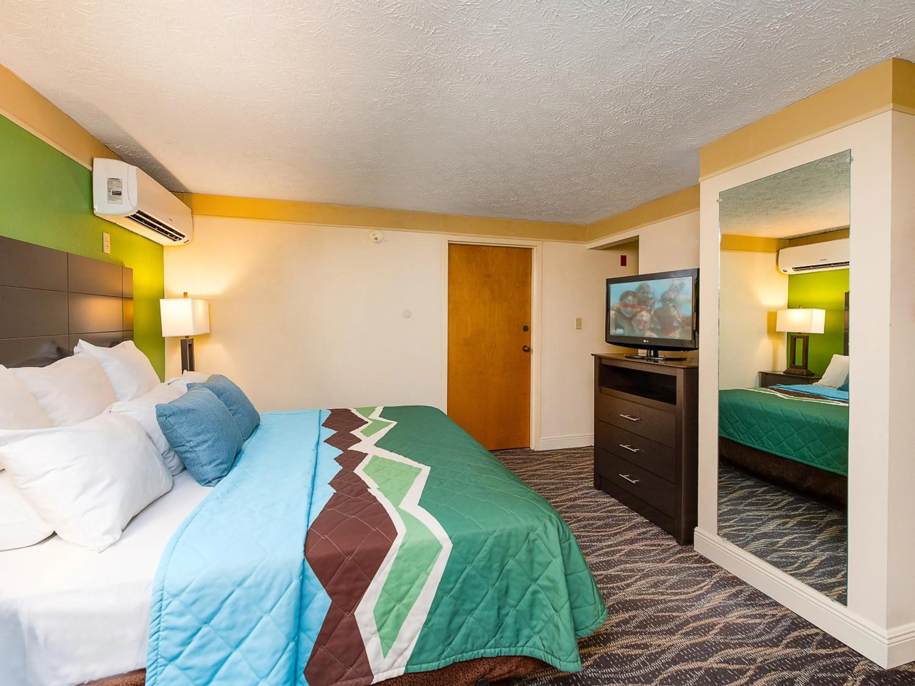 Bed in Country Cascades Waterpark Resort