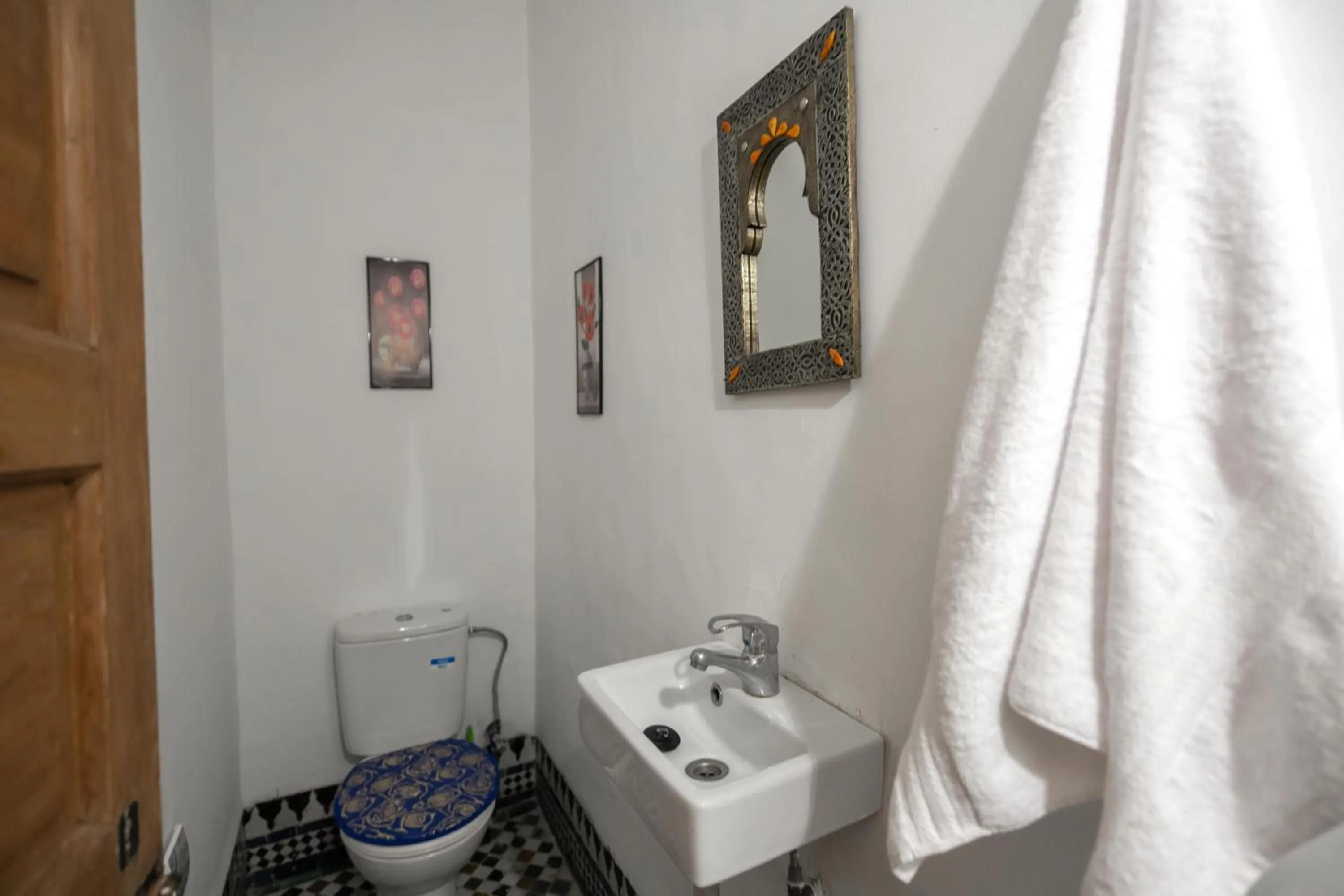 Toilet in La Cheminée Bleue Fes