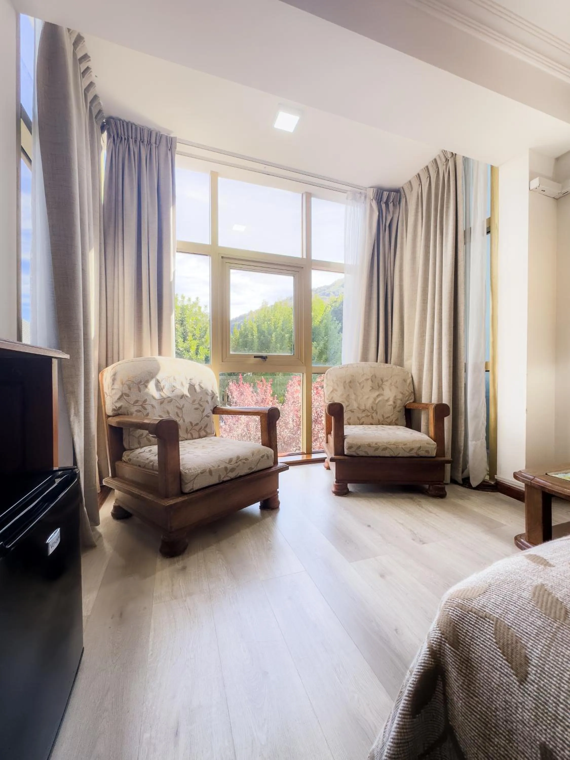 Photo of the whole room, Bed in Patagonia Plaza Hotel