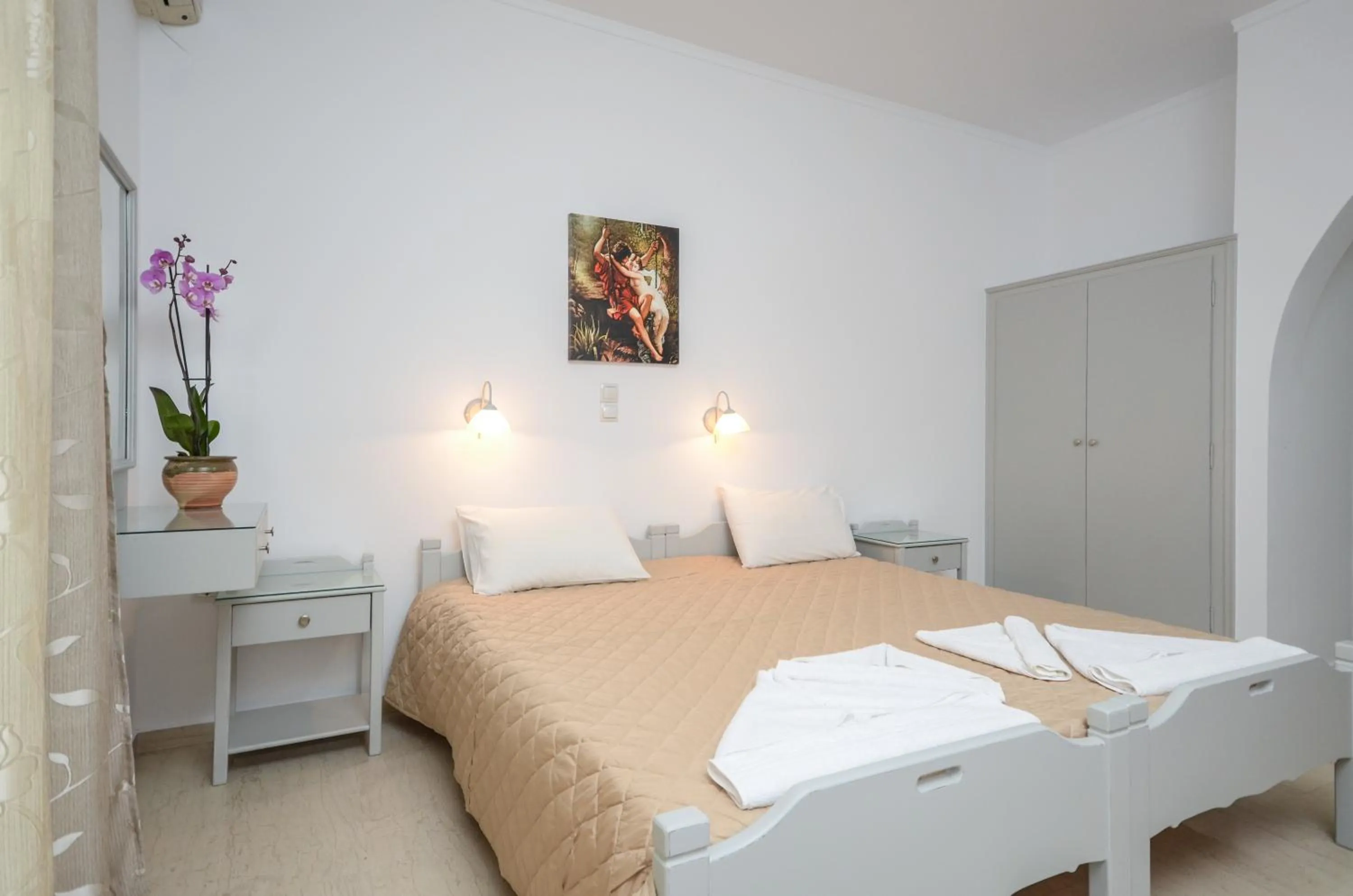 Bedroom, Bed in Golden Beach Studios Down Town