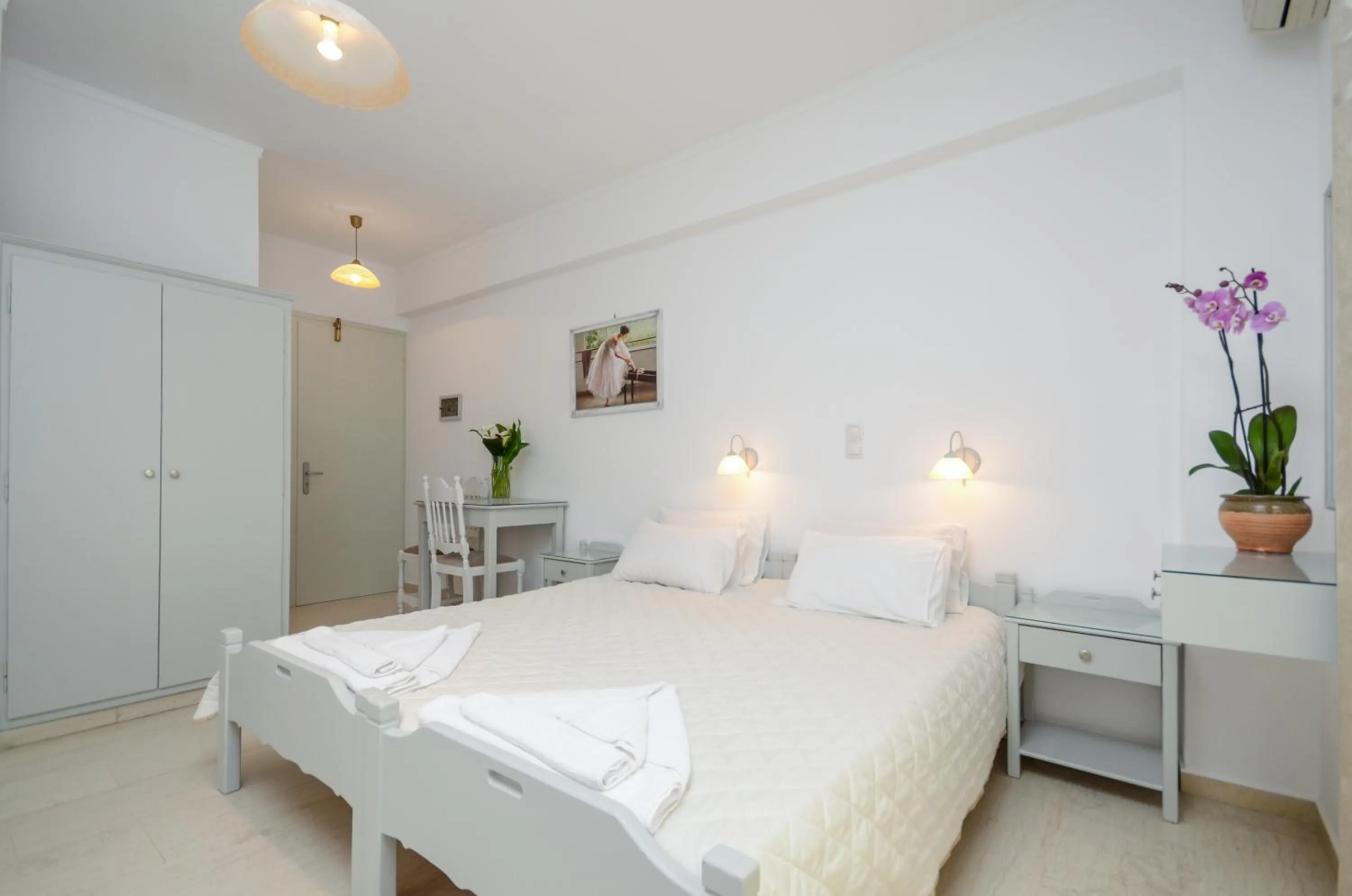 Bedroom, Bed in Golden Beach Studios Down Town