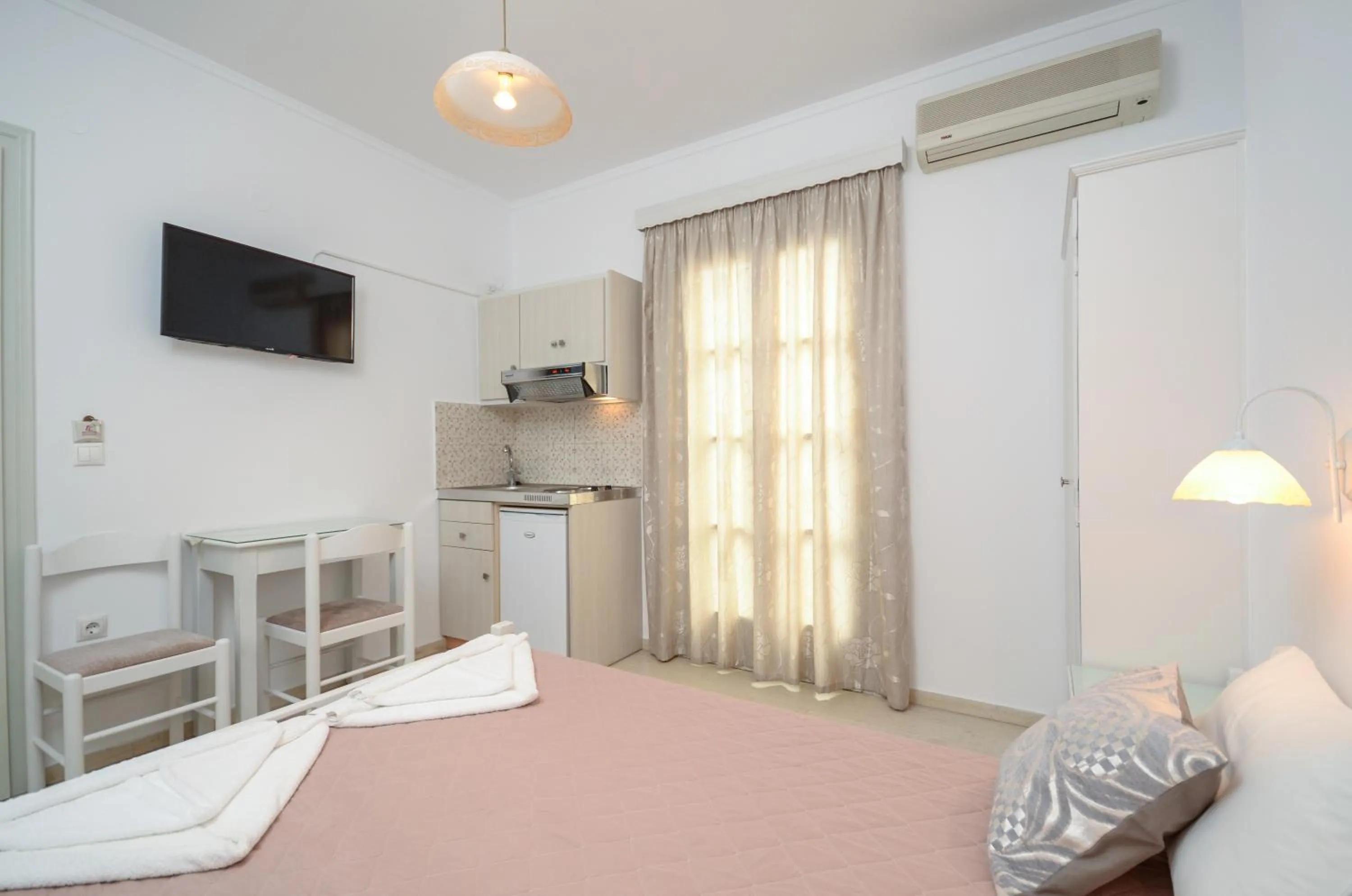 Bedroom, Bed in Golden Beach Studios Down Town