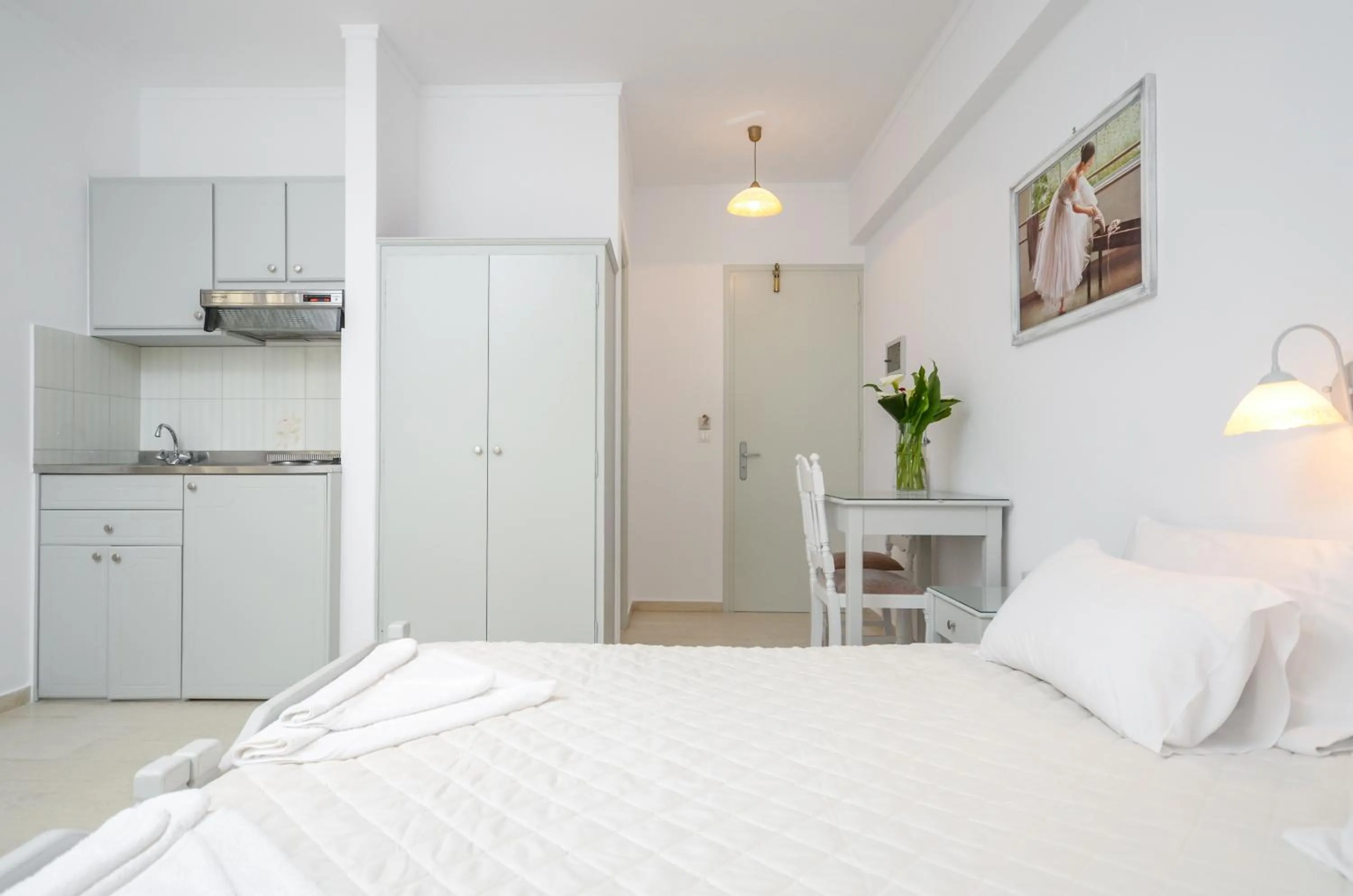 Bedroom, Bed in Golden Beach Studios Down Town